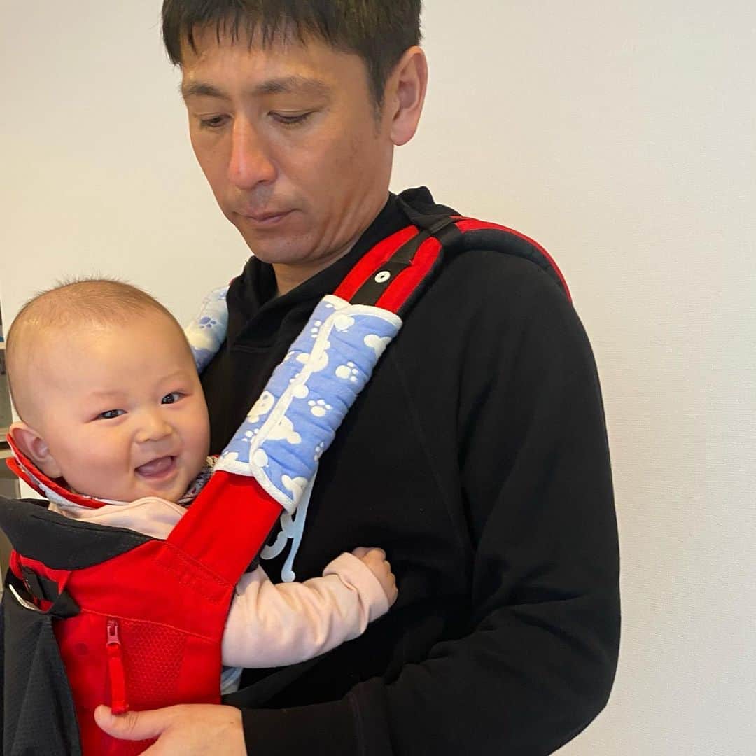 中田浩二のインスタグラム：「二男、5ヶ月過ぎました！ スクスク育っています。 抱っこ紐も慣れてきたかな〜」