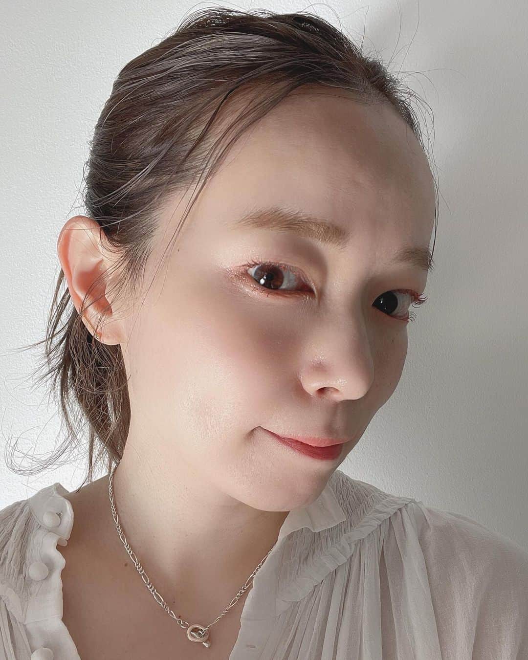 asakoshimojimaのインスタグラム：「・ 髪染めました♡ 着々と伸びてます。 賛否両論ありますが、ロングにします🧏🏻‍♀️  いつもありがと✂︎ @sugaflogs   まつ毛は　@toonecosmetics のオレンジマスカラ🍊やっぱり可愛い。 ナチュラルリップは　@addictionbeauty_official  お気に入りっ  #toonecosmetics #カラーマスカラ#addictionlip #addiction」