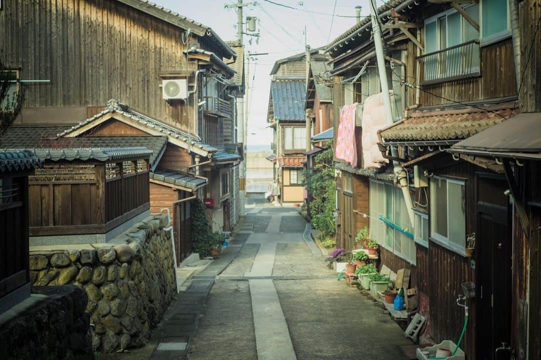 GENIC 公式インスタグラムさんのインスタグラム写真 - (GENIC 公式インスタグラムInstagram)「過去の記憶と繋がった風景を撮る叙情写真家Iskaさん @iska_toshikazu 。  「私が暮らす京都市内は東西南北を山に囲まれた盆地。どこで撮っても風景に山が写るのは自分にとって癒しであり、見ていて落ち着く要素。中心地の古都の町並みも魅力的ですが、その周辺にある緑溢れた田舎町を撮るのが私は好きです。身近で思い入れがありますし、ぽつりと神社が建つような風情あるスポットも点在しています」  基本的には歩きながらの風任せなスナップで、心が動いた瞬間を狙って撮影するそう。  「風に草木が揺れる瞬間は思わずシャッターを切ります。風そのものは撮れなくても間接的に撮ることができるのは、どこか詩的でロマンチックではないですか？　季節や時間帯によって変わる京都の景色、そのとき感じた胸を締め付けるような懐かしさを表現できたらと思います」  どこへ行っても緑が見える癒しに溢れた街・京都の、懐かしさがこみ上げるような景色を切り取るIskaさん。 『夏は幻 Iska作品集』をKADOKAWAより発売中です。」2月22日 21時36分 - genic_mag