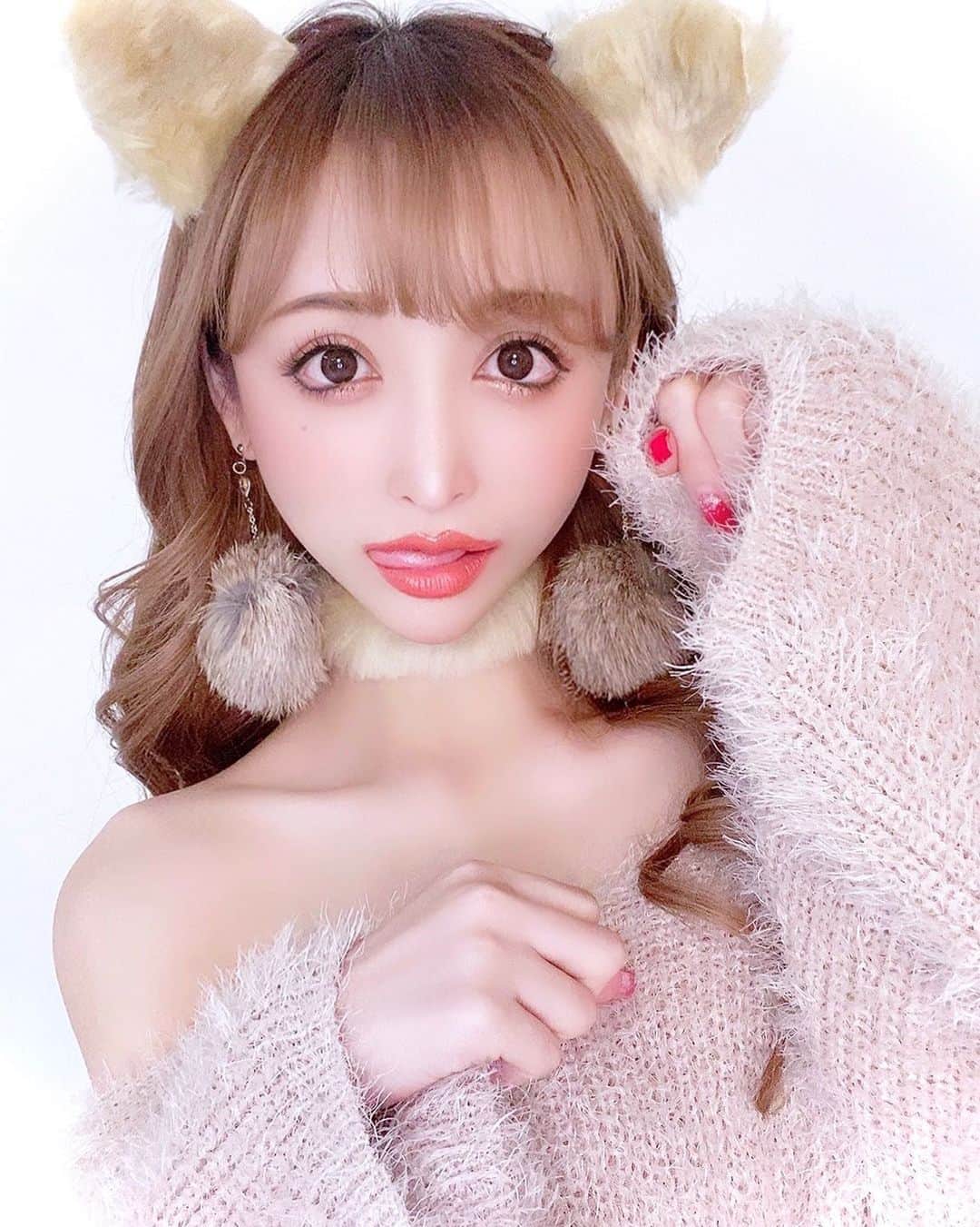 真優川咲さんのインスタグラム写真 - (真優川咲Instagram)「#🐱#🐈#🦊#🐾 #にゃー ~~🐾  #2月22日　 #猫の日　 #猫 #実は #どんぎつね なのは内緒。 #🍜🦊🤫💋」2月22日 21時32分 - saki_411