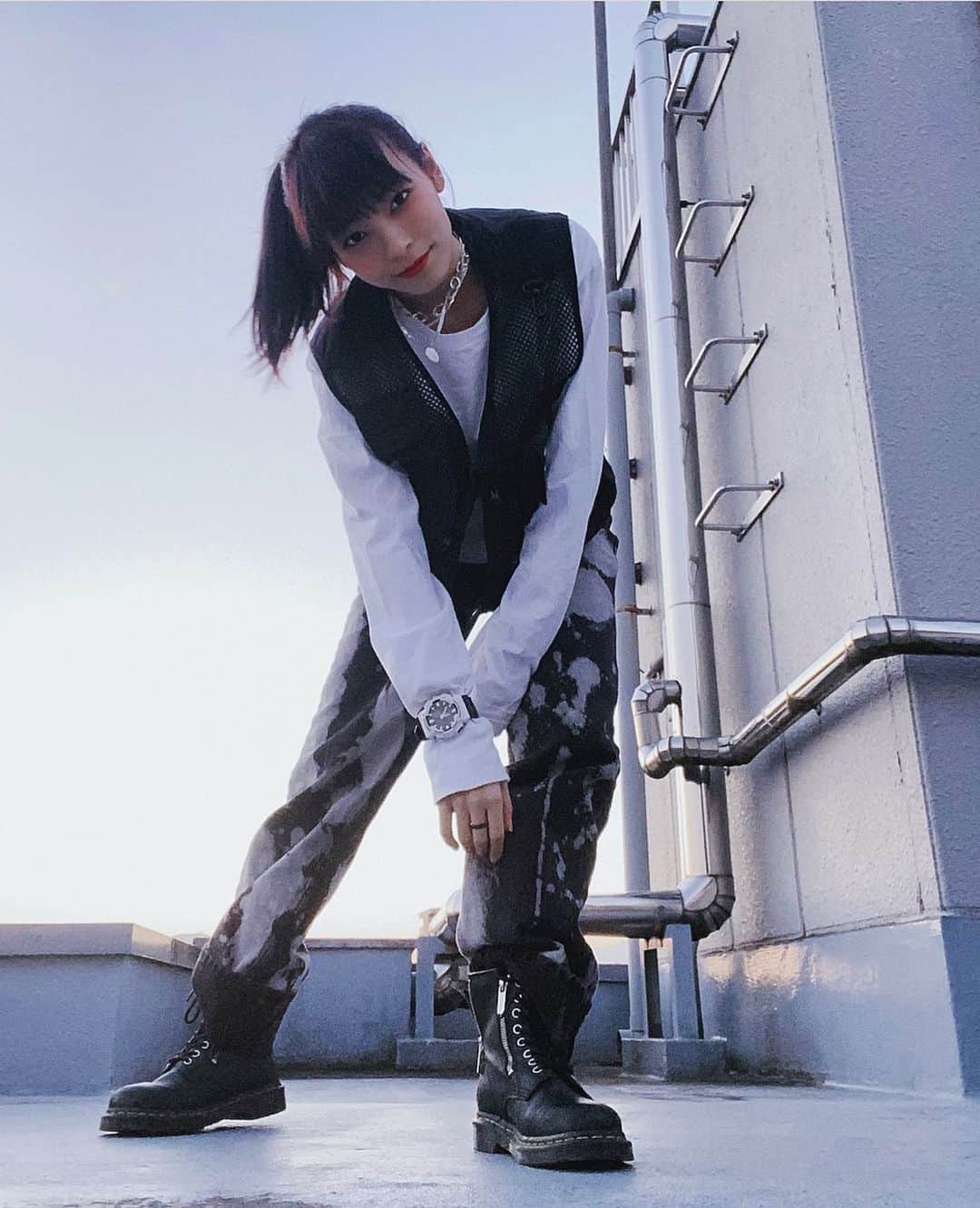 ジェニーのインスタグラム：「今日はストリートだった。 黒黒黒黒xxxx  #ootd #fashion #ロック系？ #ストリート系？ #このベストはストリート系 #なので今日のコーデは #ストリート系！！！ #暗いと画質荒れる #でも #それがまたいい」