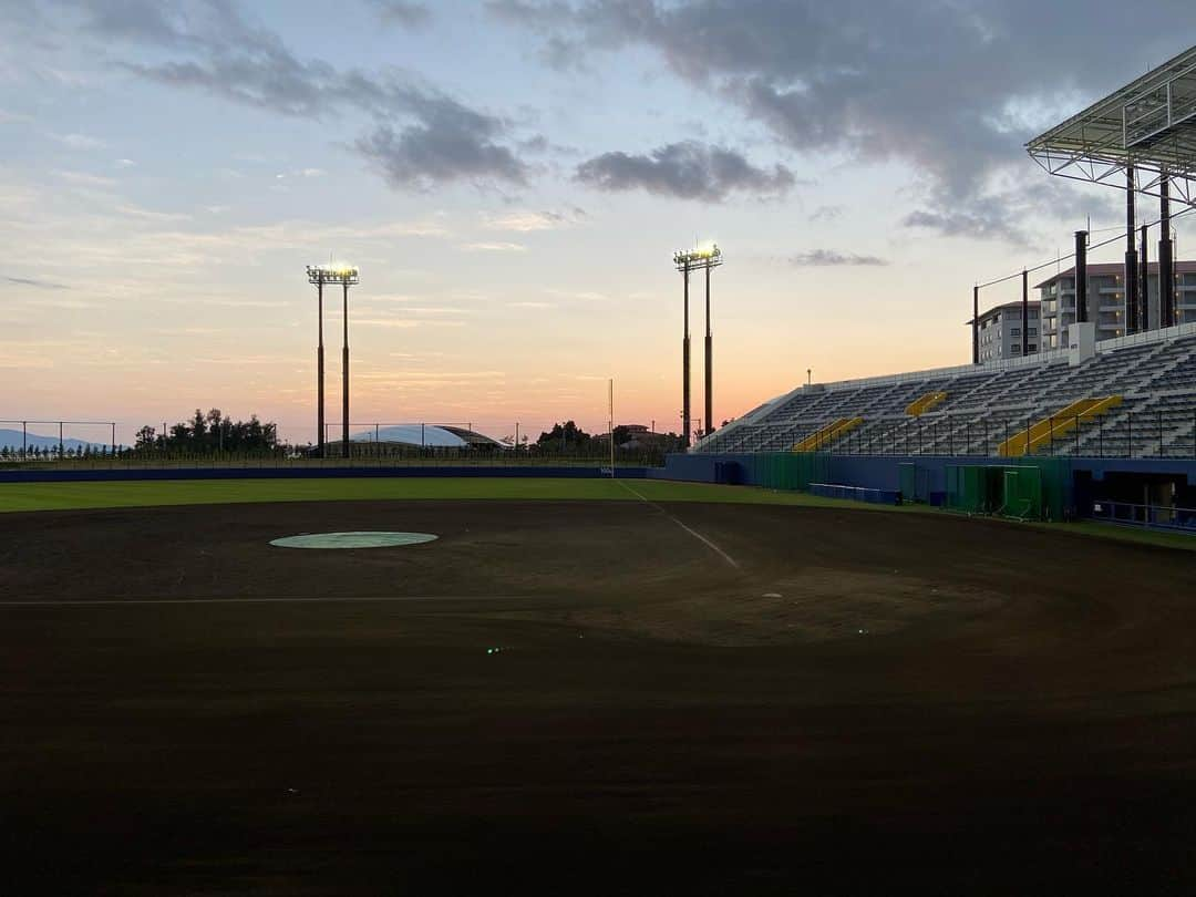 五十幡裕介さんのインスタグラム写真 - (五十幡裕介Instagram)「夕暮れのスタジアム。 最後までグラウンドに残っていたのは、清宮幸太郎選手でした。 トスを上げてもらいバットを振り続けることおよそ2時間。 踏み込むスパイクで土が深く掘り起こされる様が、 どれだけの熱量を持って取り組んでいるのかを物語っていました。 昨日の練習試合では、実戦初となるホームラン。 それでも、試合後のインタビューでは、 「打ち続けるしかない」 「打ち続けてアピールするしかない」と、 どの質問に対しても「打つ」決意を話してくれました。 練習をとことんする姿は、 首脳陣、チームメイト、報道陣、誰もが見ています。 プロ入り4年目。姿で、結果で、示す日も、そう遠くないはずです。  #北海道 #日本ハム #ファイターズ #北海道日本ハムファイターズ #lovefighters #沖縄 #春季 #キャンプ #沖縄キャンプ #名護 #タピックスタジアム名護  #2021 #イチカラ #01karat #100BASEBALL #プロ野球 #NPB #清宮幸太郎 選手 #汗だくになり振り続けた #ホームラン #バッティング で魅せる #4年目 の #決意 #HTB #アナウンサー #五十幡裕介 #取材 #ディレクター」2月22日 21時34分 - htb_isohatayusuke