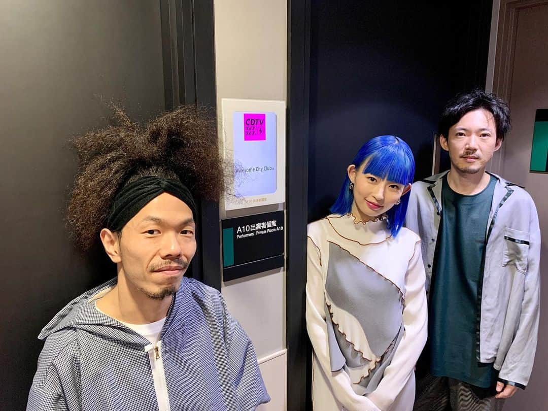 のインスタグラム：「﻿ 映画「#花束みたいな恋をした」﻿ インスパイアソング﻿ 「#勿忘」TV初生歌唱！﻿ ﻿ ／﻿ 　CDTV ライブ！ライブ！﻿ 　このあと22時から💠﻿ ＼﻿ ﻿ @cdtv.tbs6 ﻿ @mugikinu ﻿ ﻿ #ACC勿忘﻿ #awesomecityclub﻿ #オーサムシティクラブ﻿ #Grower﻿ #勿忘　﻿ #はな恋」