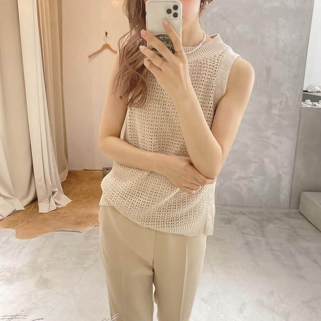 松田 美奈子のインスタグラム：「Allumer FAIR本日最終日です🌿  ハイライトで着用したのを沢山アップしてます💯  インスタライブで裏話も🧚🏻  リラックスパンツが大好評で嬉しいです🌎🌿喜んでもらえて地球にも優しいものだし、気持ちが優しくなれる🪴💯  #サスティナブル#サスティナブルファッション  -------------- Allumer FAIR 本日2/22mon. 23:59まで --------------」