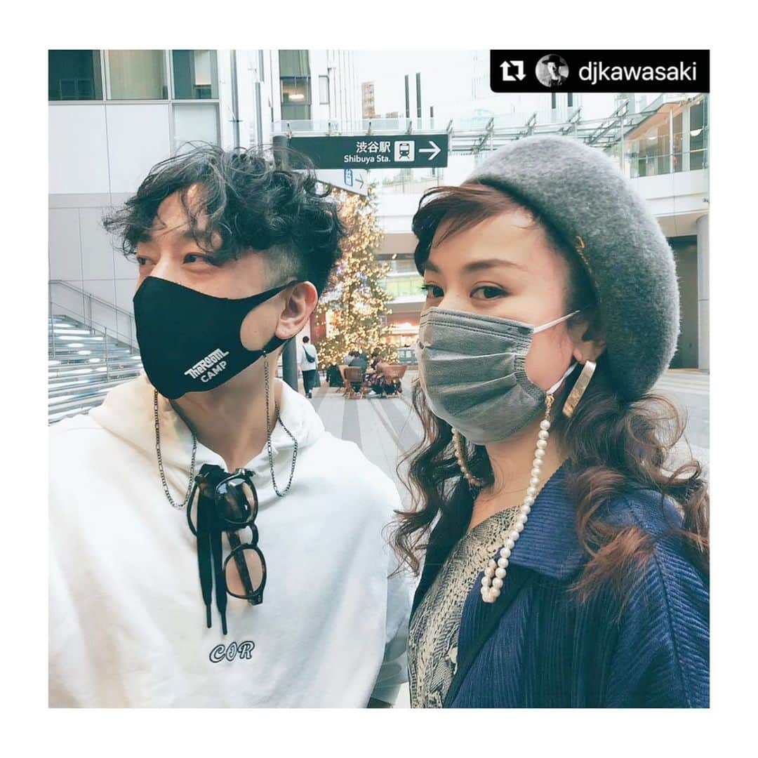 azumiのインスタグラム：「カワサキくんありがとう〜！ そうです。男性にもお使いいただきたくて、ユニセックスを試作中なんです。 カワサキくんは今年アルバムを出すそうですよ！チラリ聴きましたがとても良い✨楽しみですね〜☺️ #djkawasaki #tunobyazumi   @djkawasaki with ・・・ Azumiちゃんが手がける @tunobyazumi からマスクストラップが発売されて、早くも大好評とのこと。 マスク生活がはじまって一年以上たちますが、こうやったアクセサリーで変化を楽しみながら、前向きに、感染予防とお洒落を取り入れていきたいですね。 僕がつけているのは試作品の黒いチェーン。ユニセックスなデザインでで愛用中。Azumiちゃん、商品化待ってます👍 @xx_azumi_xx」