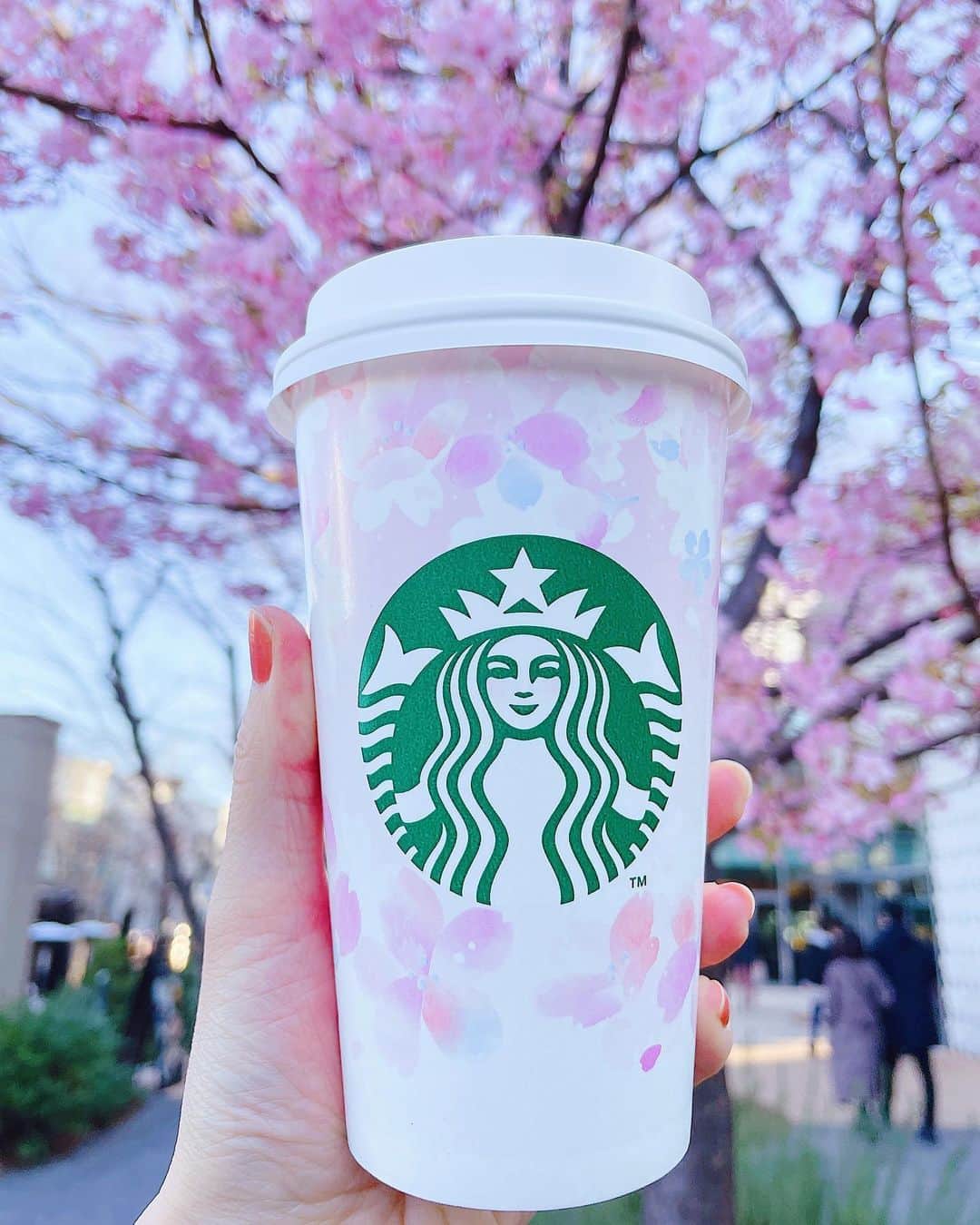 小祝麻里亜のインスタグラム：「🌸☕️🍩  お天気が良かった昨日はお散歩ついでに桜満開なスタバを飲んできました🌸新作のさくらふわりベリーミルクラテと、ドーナツも桜にしたかったけどアールグレイにしました🌷  #河津桜 も咲いてて本当に春全開だった☺️💞💞  ． ． ． ＿＿＿＿＿＿＿＿ #さくらふわりベリーミルクラテ#さくら#スタバ新作 #スタバ#スタバ新作#アールグレイミルククリームドーナツ #代官山蔦屋書店 #東京カフェ #starbuckscoffee #instafood #스타벅스 #스벅」