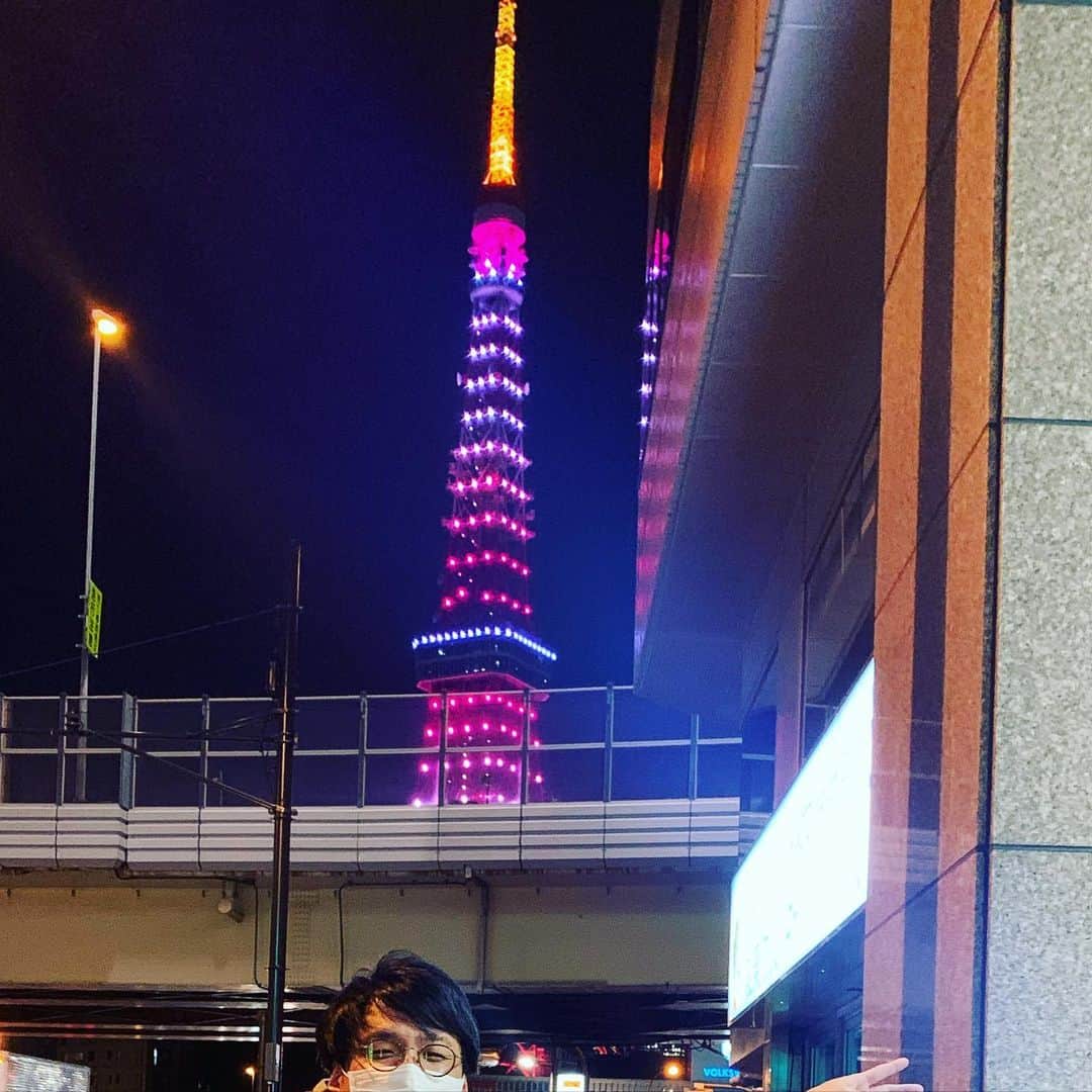 高野正成のインスタグラム：「東京タワー綺麗ですね。  #東京タワー #幻想的 #綺麗 #芝公園 #下 #安原カラス #メガネ #ピン芸人 #安原カラス #カラス #美容芸人 #先輩 #なんか不吉な芸名」