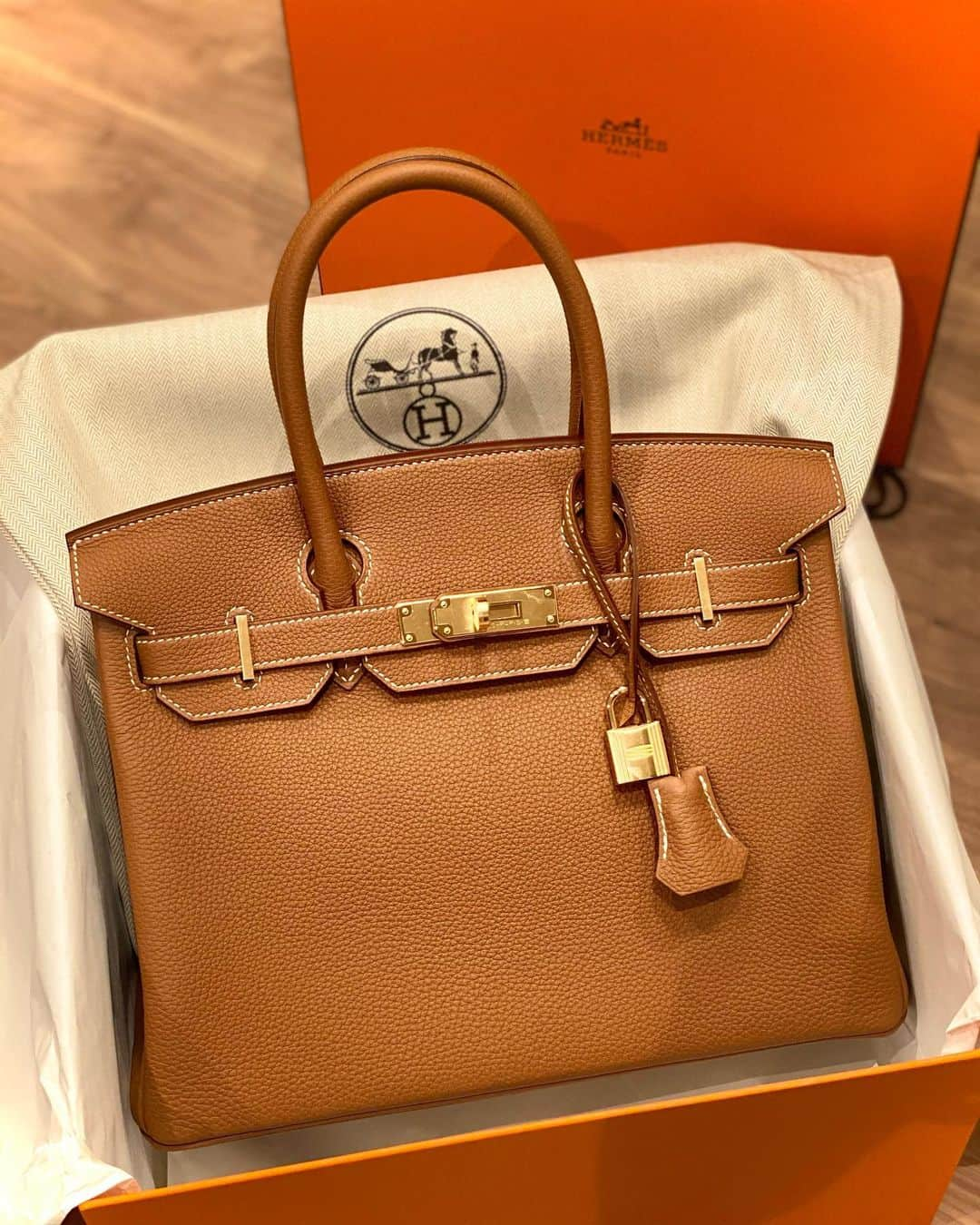 七菜香さんのインスタグラム写真 - (七菜香Instagram)「Finally😭😭!! my 1st birkin♡ ・ ・ なかなか見つからず諦めかけてたけど とても良いご縁で出会えました😢💓 👦🏽が選んでくれたツイリー巻いたらごてごて♡w ずっと大切に持ちたいのでダサいとかどーでも良いです.w 違うの買って雰囲気変えたり楽しみたいな☺️ ・ ・ ・ ・ ・ ・ #birkin #birkin30 #birkingold #birkintogo #hermes #bag #fashion #fashiongram #firstbirkin #foundit #finally #instalike #instagood #バーキン #バーキンゴールド #バーキン30 #エルメス #女性の憧れ #ついに😭  #👜」2月22日 21時40分 - nanaka0118