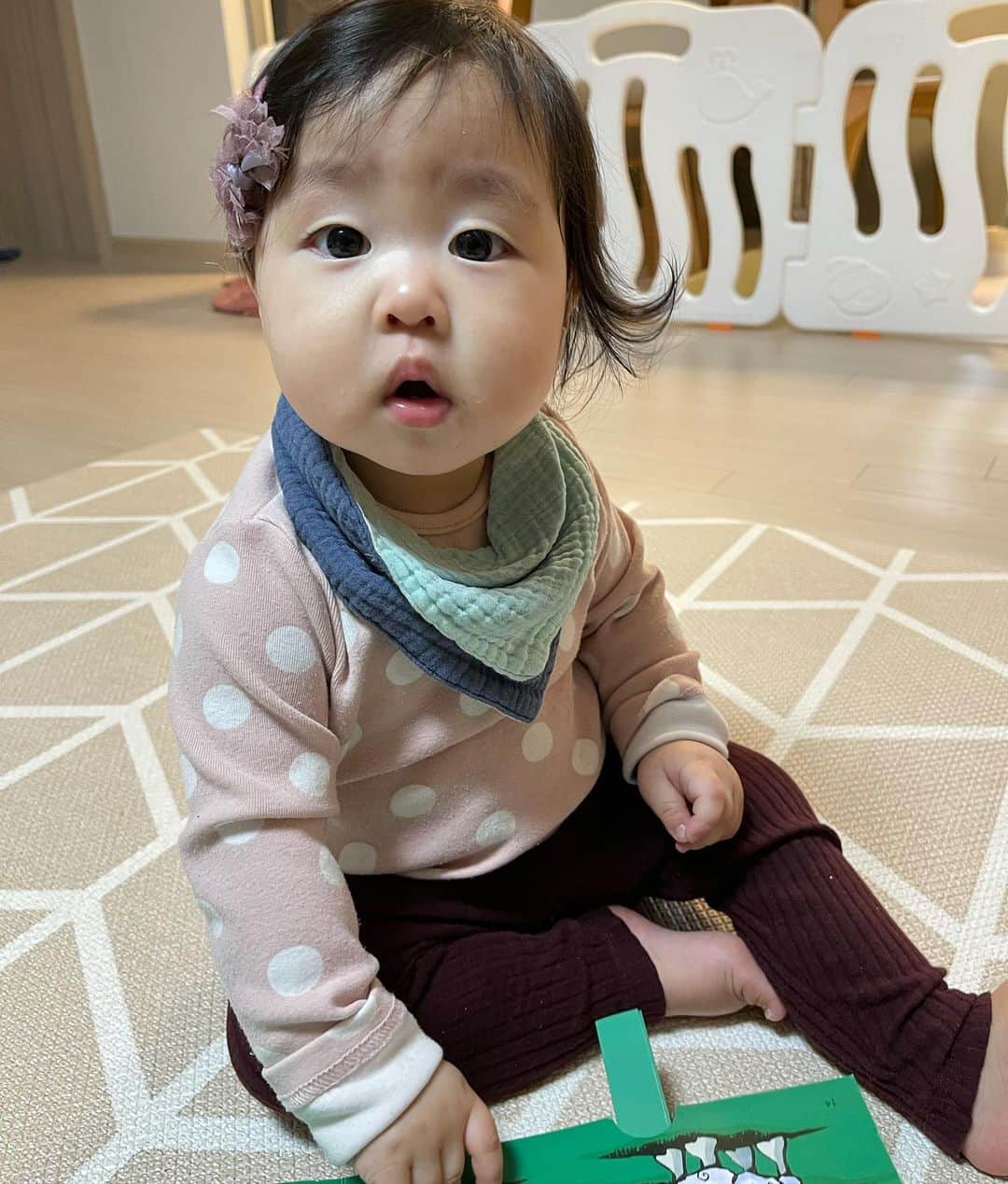 イ・ユンジのインスタグラム：「지면기준 아래는남쪽 왼쪽은서쪽이라 배웠겠다. 남서쪽에서 바람이불어오고있습니담🌬」