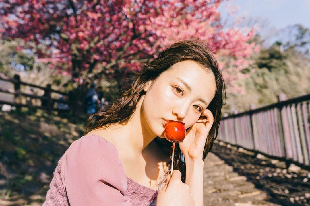 中道詩織のインスタグラム：「もう桜の時期なんですね…🌸 これは去年の今ごろ 今年はなかなか出かけられず、半年以上前に髪をバッサリ切っていますが、なかなか載せる機会もありませんね😥 お体には気をつけて！」