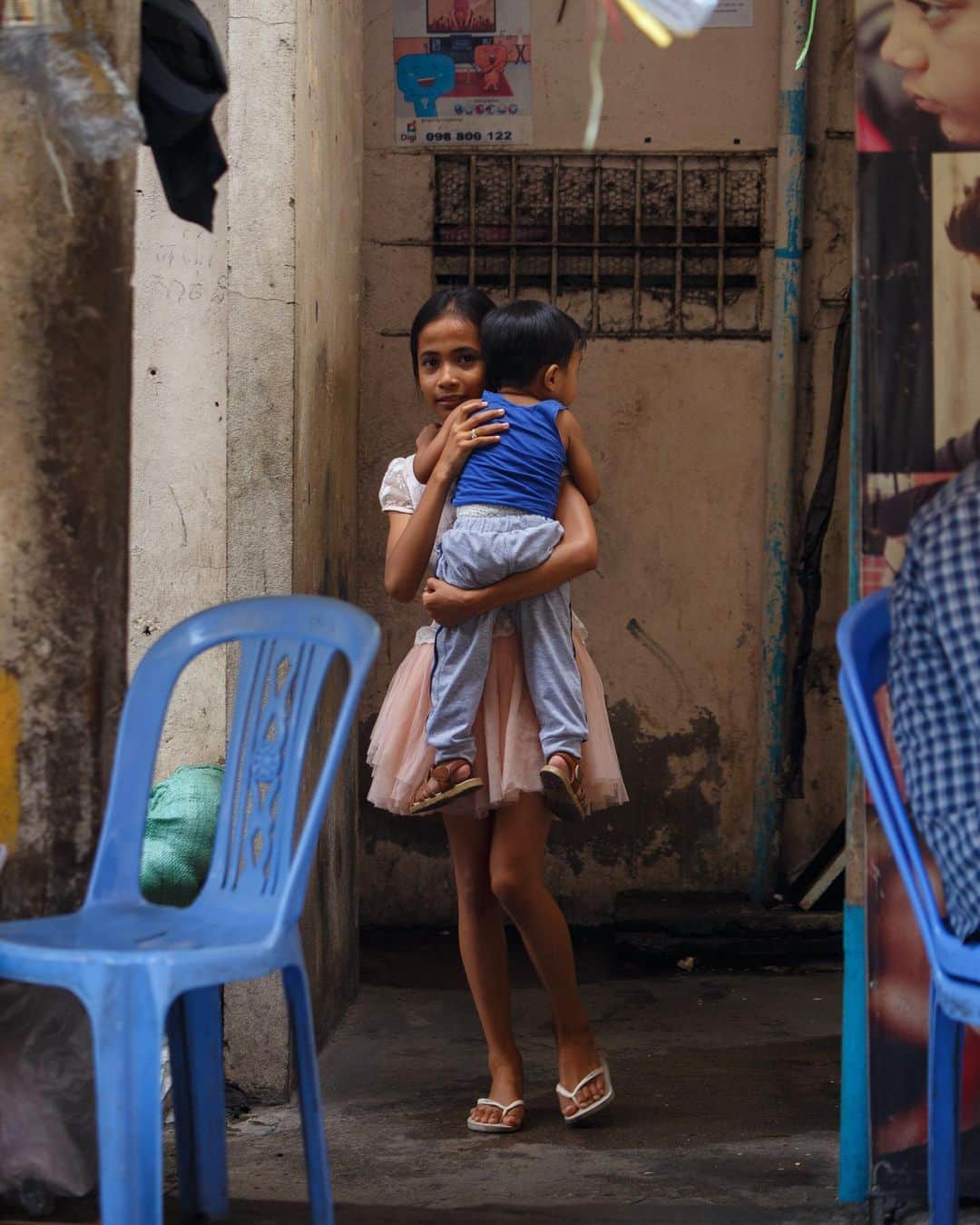 Shunsuke Miyatakeのインスタグラム：「A girl taking care of a little boy in a back alley, Phnom Penh, Cambodia」