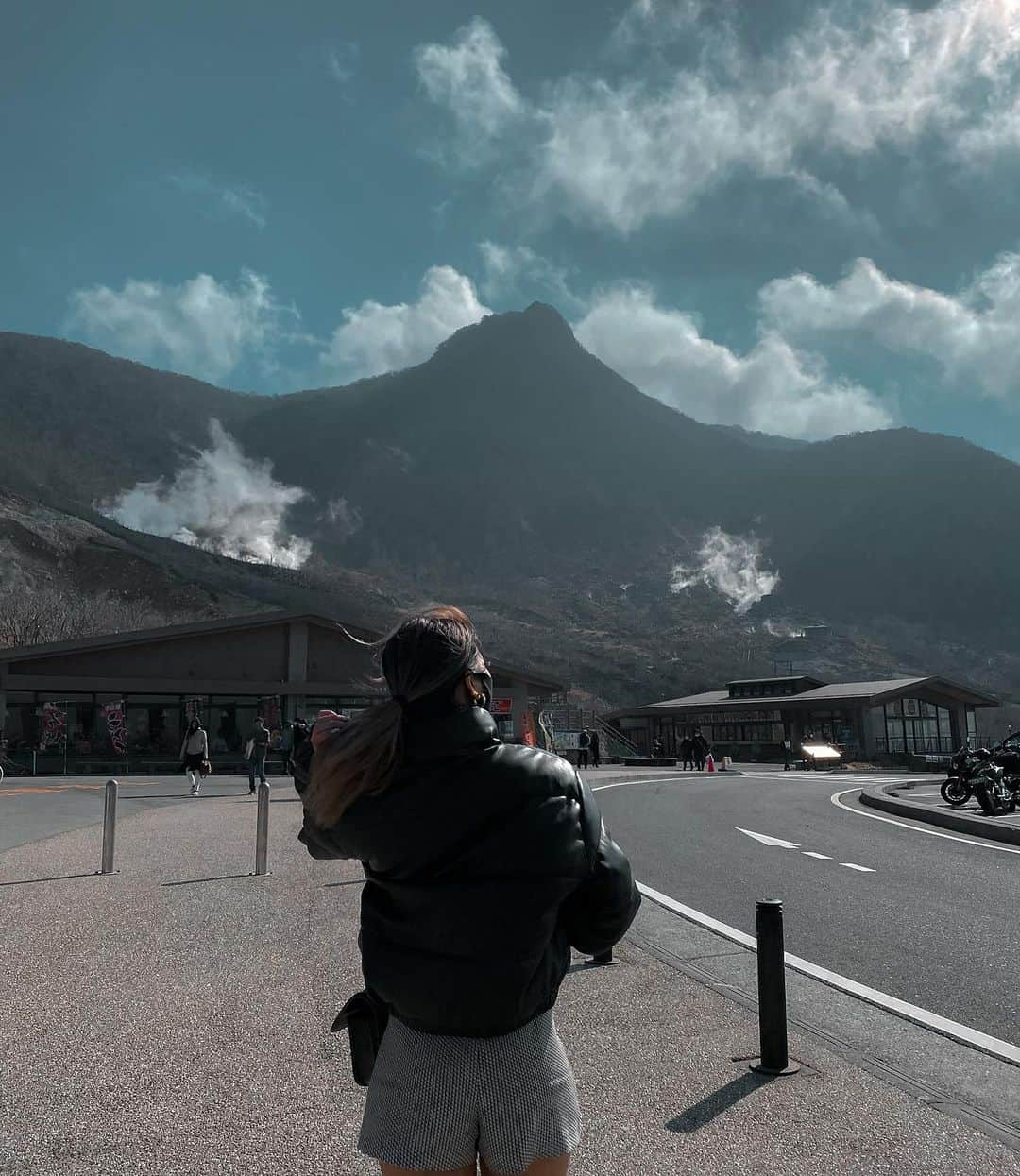 Airi Shibuyaのインスタグラム：「自然ってすごいなって思った日🏔✨ . 黒たまご食べたから7年は寿命のびた😗🥚笑 . #箱根#大涌谷#旅行#trip#hakone」