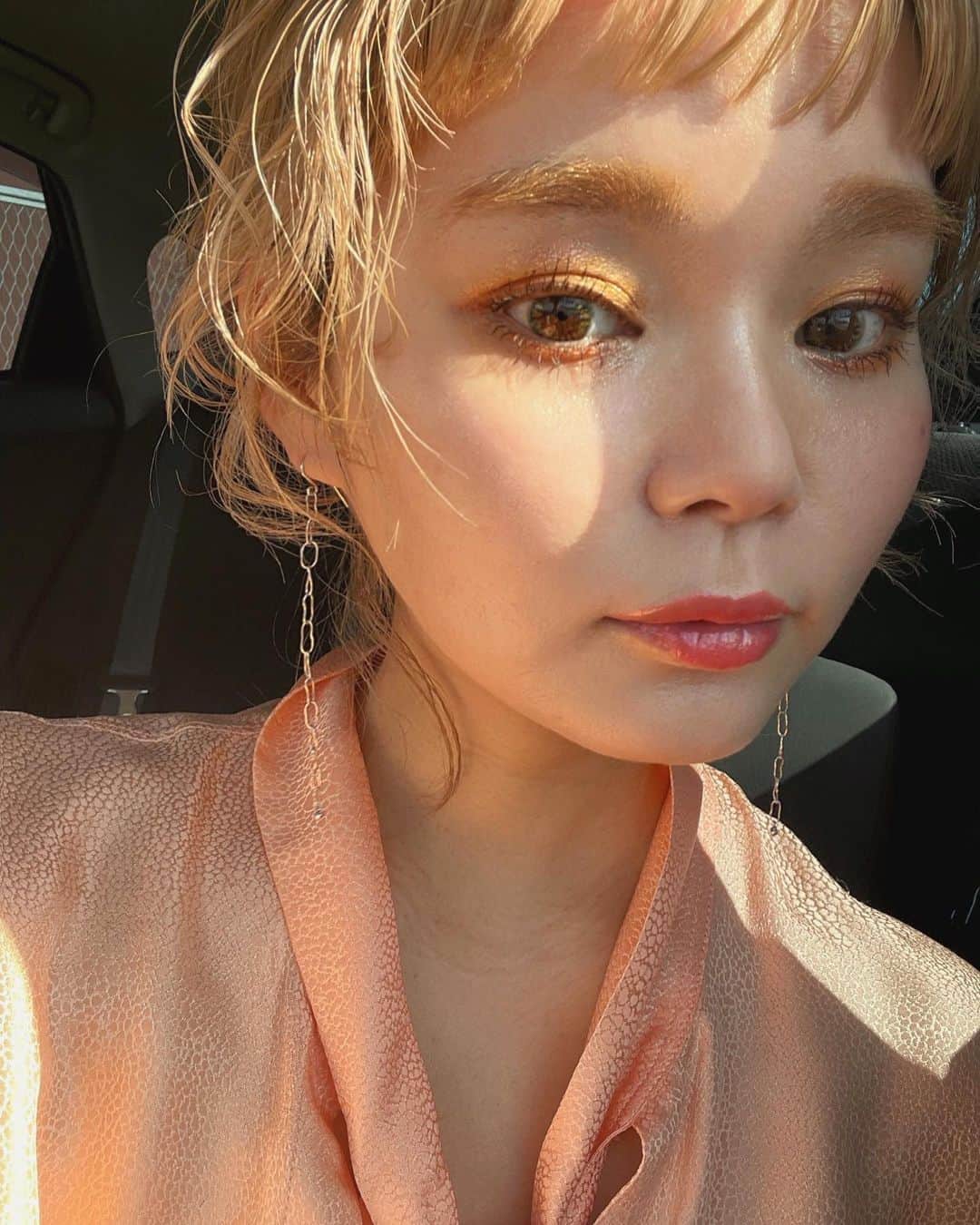 sakincho1028のインスタグラム：「最近買ってよかったなぁってお気に入りのコスメは tooneのペダルアイシャドウ31、32🌼 重ねても、単色でも可愛いし、腫れぼったくならず馴染みやすい。 久しぶりにピンクのリップとチーク塗った日。🌷 #メイク#春メイク」