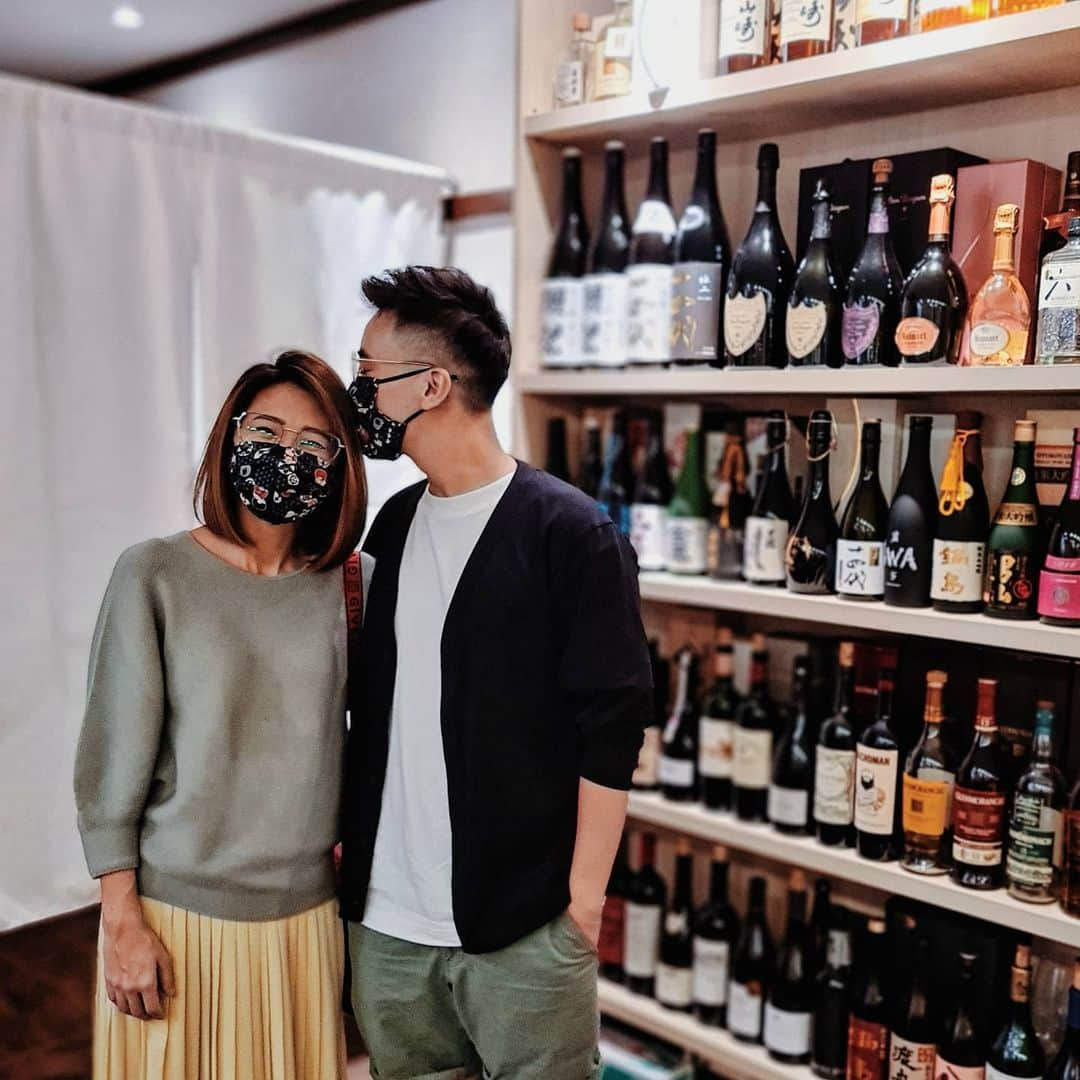 何維健のインスタグラム：「Back when we first started dating, we decided to set 22 Feb to be our Valentine's Day instead of the conventional one. Little did I expect it will become our wedding anniversary just one year later.  Already told Jellies what I wanted to say to her in a little card today, but here on socials I just wanna tell the world what a blessing it is to have you in my life. Thank you for always being there celebrating the victories and cushioning the setbacks alongside me.  Happy anniversary to us! #222 #weddinganniversary #ifoundyou #找到你 #teamhoh」