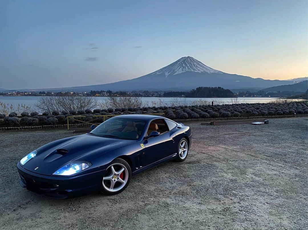 上野耕平のインスタグラム：「初めてこんなにくっきり見えた富士山と。夕暮れ時の神秘的な美しさと美しいボディラインが最高に映える。  #上野耕平 #サクソフォン #saxophone #saxophoneplayer #550マラネロ #550maranello #ferrari #フェラーリ #ピニンファリーナ #pninfarina #v12 #クルマ」