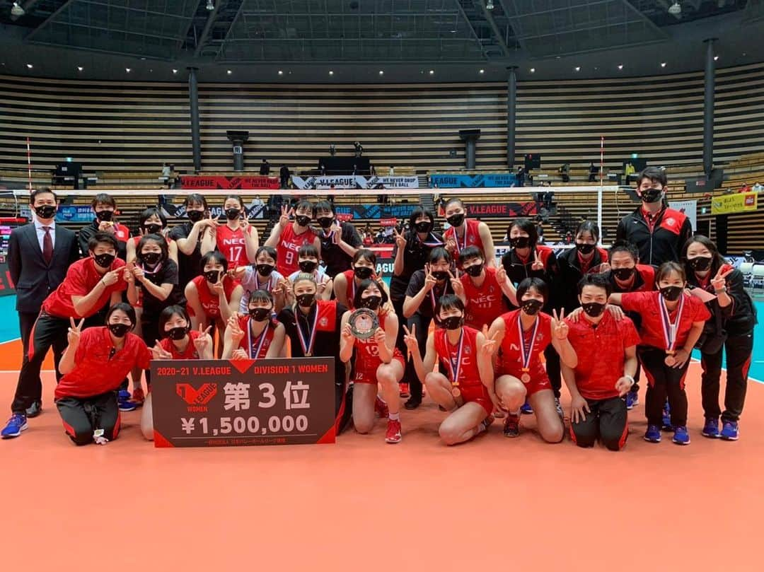 山田二千華さんのインスタグラム写真 - (山田二千華Instagram)「2020_21Vリーグ 3位で終了しました🥉  今シーズンはコロナウイルスの影響で制限のある中での開催でした。 改めてたくさんの方に支えられている事、当たり前に出来ていた事が出来なくなるなどを気付かされたシーズンでもありました。  私自身は今シーズン大きな怪我も無く戦い切れたので良かっですが、今の結果に満足せずこれからも頑張っていきます。  たくさんの応援ありがとうございました！ これからも#necレッドロケッツ の応援よろしくお願いします🚀  #vリーグ女子  #挑続 #赤ロケ」2月22日 21時56分 - 0224_nichika