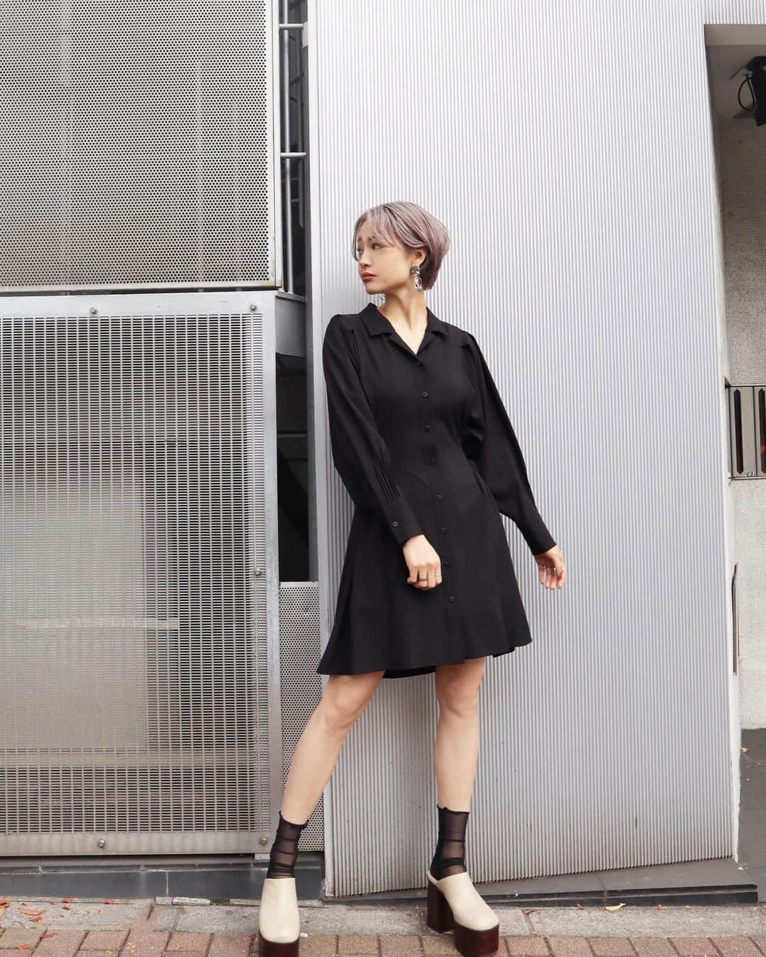 EMODA_LOOK BOOKさんのインスタグラム写真 - (EMODA_LOOK BOOKInstagram)「-ON SALE- #サイドシャープシャツワンピース ¥8,990 (tax in) #ラウンドバルキーサボ ¥12,980 (tax in)  ㅤㅤㅤ @sakuma_erina 168cm ㅤㅤ  ㅤㅤㅤ ㅤㅤㅤ ㅤㅤㅤ 着用アイテムは公式WEB STORE RUNWAYchanneにて🛒 発売前商品はWEBにて予約受付中！ topのURL( @emoda_snap )からチェック✔️︎ ㅤㅤ #EMODA #EMODA2021SS #MyStyleEMODA #RUNWAYchannel @emoda_official」2月22日 21時56分 - emoda_snap