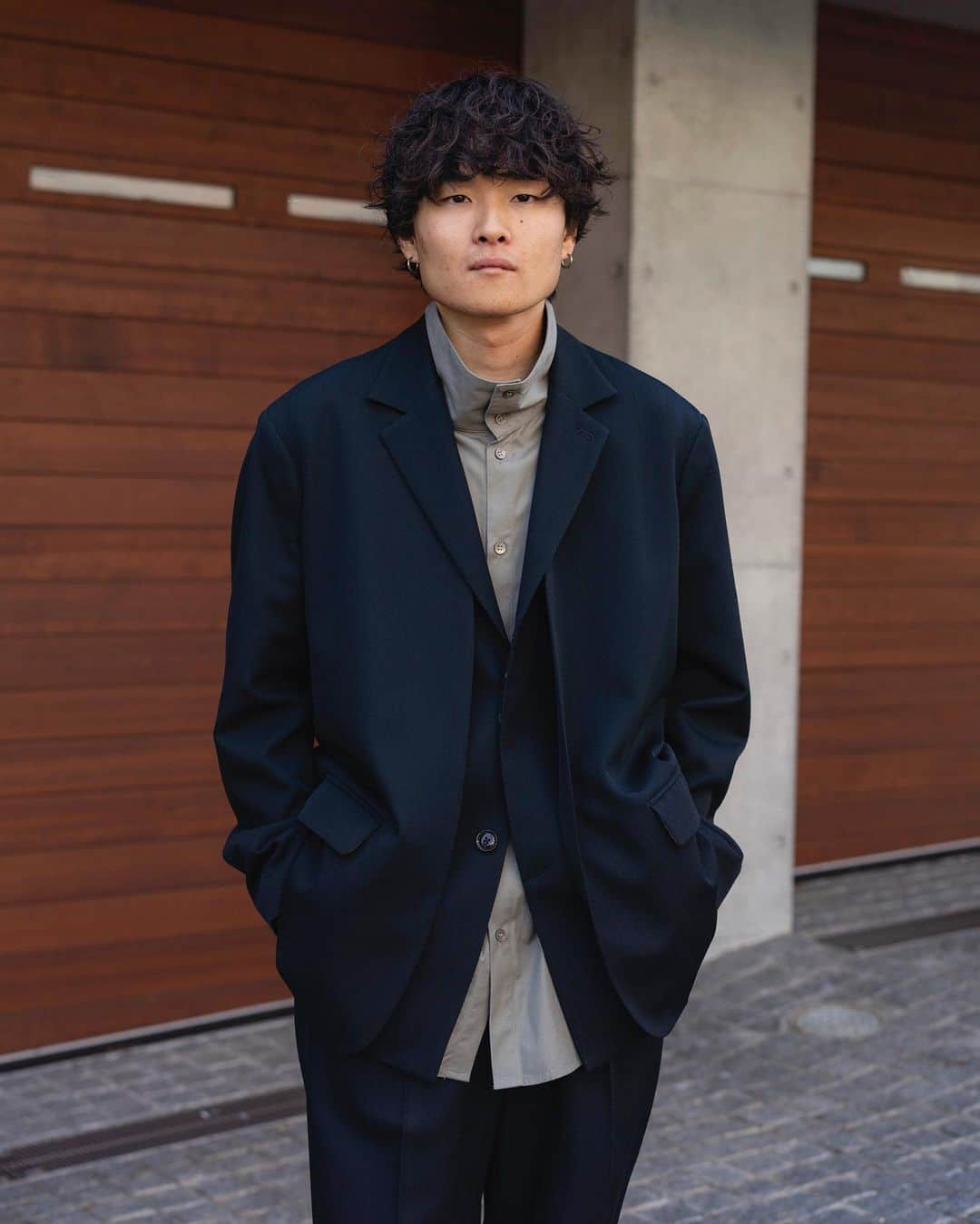 Ryoさんのインスタグラム写真 - (RyoInstagram)「ㅤㅤㅤㅤㅤㅤㅤㅤㅤㅤㅤㅤㅤ 今日は、セットアップ🚶‍♂️  "OCEAN NAVY"というネイビーに 若干グリーンがかった、絶妙な色に惹かれました！ ジャケットもラペルの取り外して ノーカラーでも着れるyokeらしい遊び心あるアイテム。 中に着てるシャツは、　@ryotakashima_official の新作です！ 生地は、コットンシルクの高密度のタイプライター、程よいハリ感でシルエットも綺麗なスタンドカラーのロングシャツ。是非セットアップに合わせて欲しいです！ その他、21SSが、2/24 20:00-予約が始まります！是非皆さんチェックしてみて下さい☺️ ㅤㅤㅤㅤㅤㅤㅤㅤㅤㅤㅤㅤㅤ setup:#yoketokyo shirt:#ryotakashima shoes:#thisisneverthat × #newbalance2002r」2月22日 21時58分 - ryo__takashima