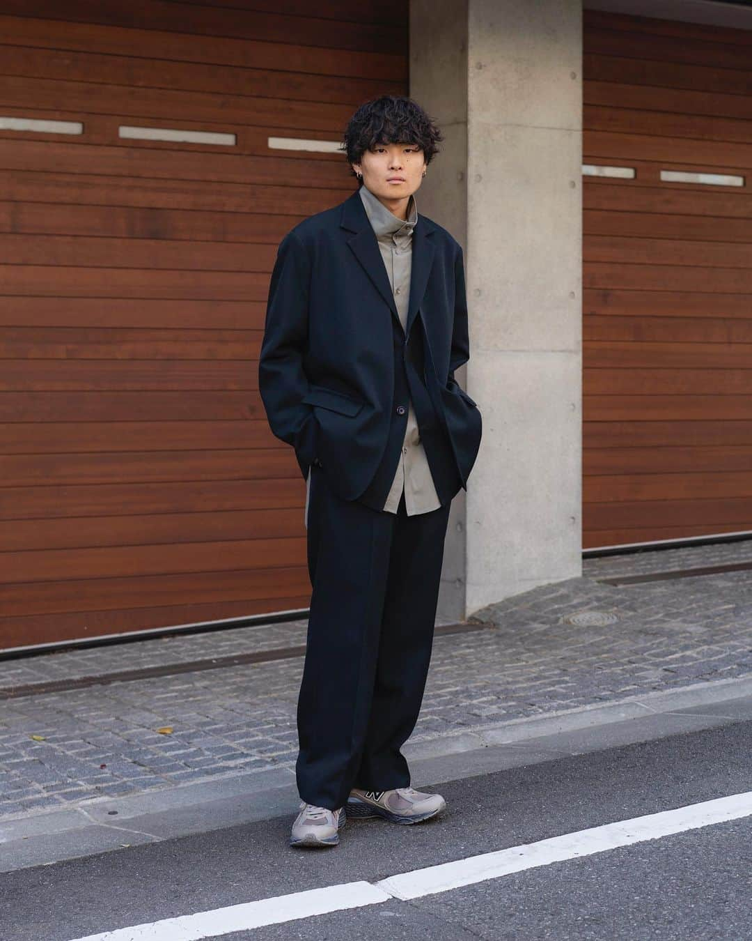 Ryoさんのインスタグラム写真 - (RyoInstagram)「ㅤㅤㅤㅤㅤㅤㅤㅤㅤㅤㅤㅤㅤ 今日は、セットアップ🚶‍♂️  "OCEAN NAVY"というネイビーに 若干グリーンがかった、絶妙な色に惹かれました！ ジャケットもラペルの取り外して ノーカラーでも着れるyokeらしい遊び心あるアイテム。 中に着てるシャツは、　@ryotakashima_official の新作です！ 生地は、コットンシルクの高密度のタイプライター、程よいハリ感でシルエットも綺麗なスタンドカラーのロングシャツ。是非セットアップに合わせて欲しいです！ その他、21SSが、2/24 20:00-予約が始まります！是非皆さんチェックしてみて下さい☺️ ㅤㅤㅤㅤㅤㅤㅤㅤㅤㅤㅤㅤㅤ setup:#yoketokyo shirt:#ryotakashima shoes:#thisisneverthat × #newbalance2002r」2月22日 21時58分 - ryo__takashima