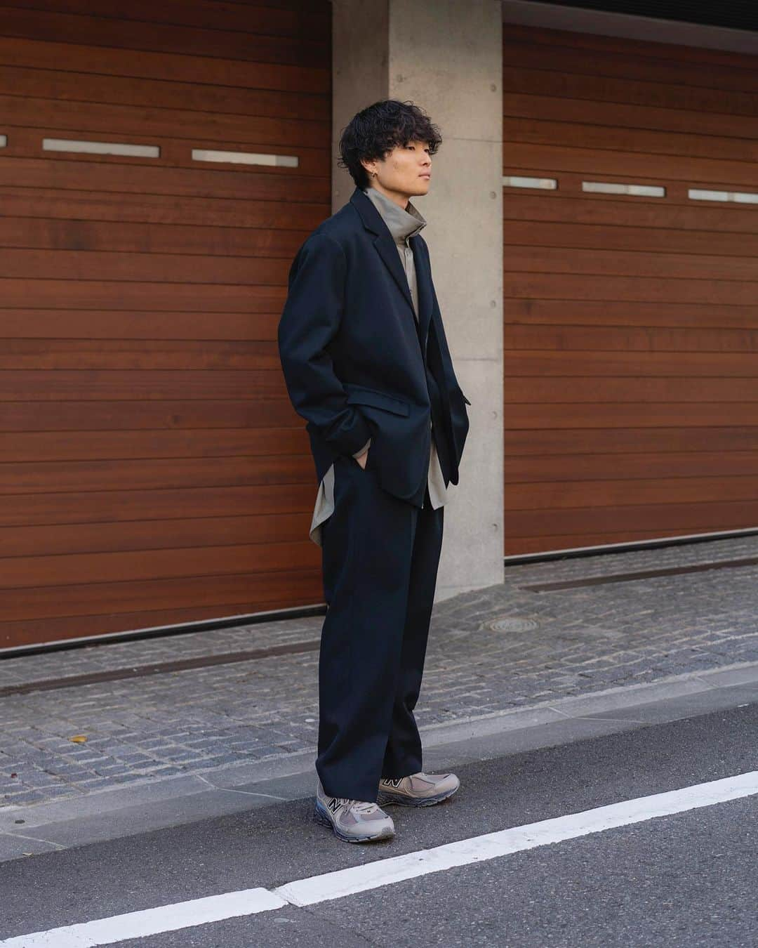 Ryoさんのインスタグラム写真 - (RyoInstagram)「ㅤㅤㅤㅤㅤㅤㅤㅤㅤㅤㅤㅤㅤ 今日は、セットアップ🚶‍♂️  "OCEAN NAVY"というネイビーに 若干グリーンがかった、絶妙な色に惹かれました！ ジャケットもラペルの取り外して ノーカラーでも着れるyokeらしい遊び心あるアイテム。 中に着てるシャツは、　@ryotakashima_official の新作です！ 生地は、コットンシルクの高密度のタイプライター、程よいハリ感でシルエットも綺麗なスタンドカラーのロングシャツ。是非セットアップに合わせて欲しいです！ その他、21SSが、2/24 20:00-予約が始まります！是非皆さんチェックしてみて下さい☺️ ㅤㅤㅤㅤㅤㅤㅤㅤㅤㅤㅤㅤㅤ setup:#yoketokyo shirt:#ryotakashima shoes:#thisisneverthat × #newbalance2002r」2月22日 21時58分 - ryo__takashima