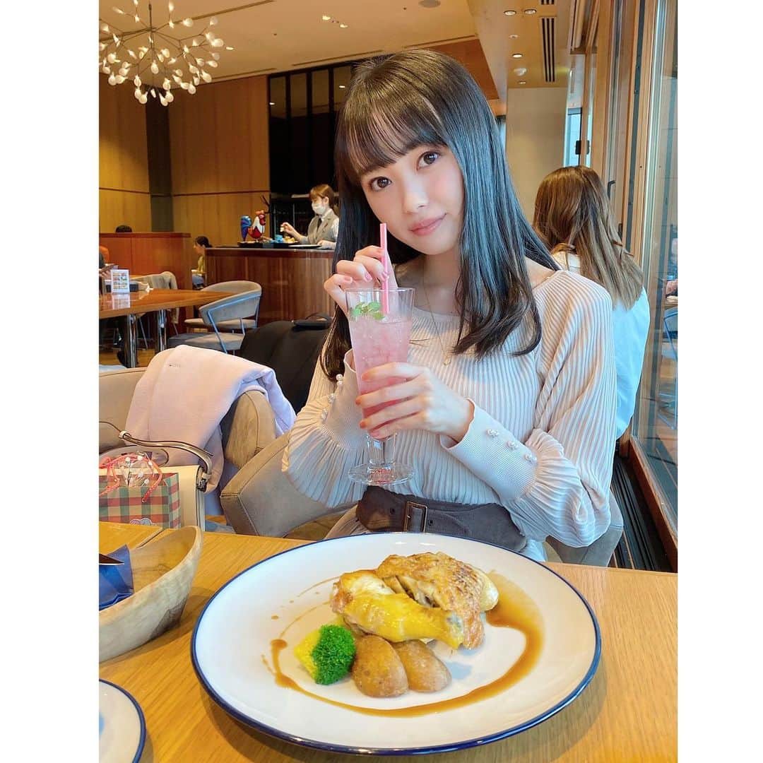 樋渡結依のインスタグラム：「久しぶりに友達とランチ🍽 お肉も今限定で付いてたパフェも美味しかった〜🍗😊  #ルプーレブラッスリーうかい #仲良しの友達と  #久しぶりのランチ  #ロティーサリーチキン  #苺のパフェ  #東京ランチ  #感染対策は万全に」