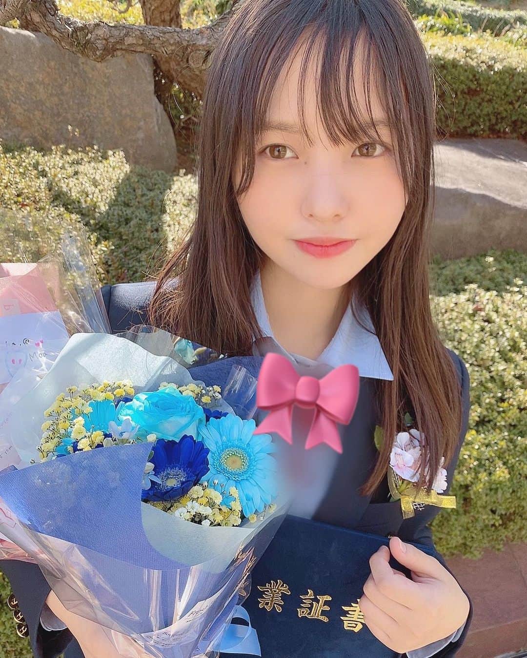 本郷柚巴のインスタグラム：「ありがとうねみんな💐  3年間アイドルと学業を両立させて高校卒業する事が出来ました  感謝以外の言葉が本当に見つからない😢  家族、先生、友達、nmb48のメンバー、スタッフさんや、些細な事でも気遣って励ましてくれた応援してくれた皆さんの力が本当に嬉しかった、立ち尽くした時一歩踏み出せる力をくれた  2年、3年生になるとアイドル活動外の色々と自分の周りの環境、そしてコロナ禍で更に状況が変わって大変な時期もありました  でも今まで精神的に弱かった私が卒業式を迎えた今日、前よりはちょっとは強くなれたかなって、、 沢山の人の支えでここまで来れたから、、  まだまだ未熟で一つの目標も夢も掴めて無い。まず自分を内面も外見も磨いてひとつづつ掴みに行くね  私にとって、まだまだ楽しい事だらけの世の中なので、周りの人を巻き込んでその楽しさを肌で感じさせれるような人になりたいな  あと、強い人になりたい😊✨  それがリアル脱JKした私の誓いです♥️」