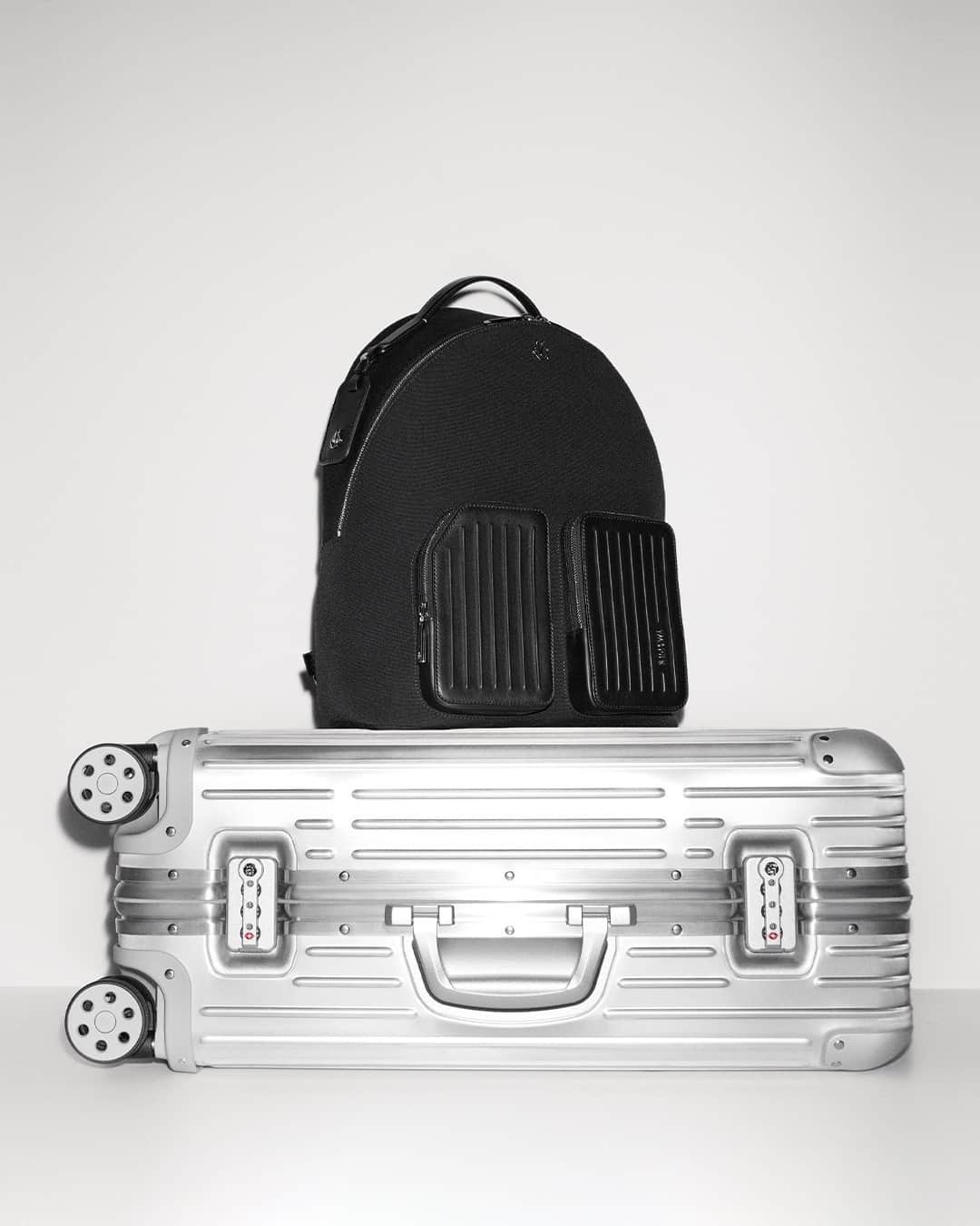 リモワさんのインスタグラム写真 - (リモワInstagram)「Better together.   Find your suitcases’ perfect travel pair from the RIMOWA Never Still bag collection, available in stores or online at RIMOWA.com.   #RIMOWA #RIMOWAneverstill」2月22日 22時00分 - rimowa