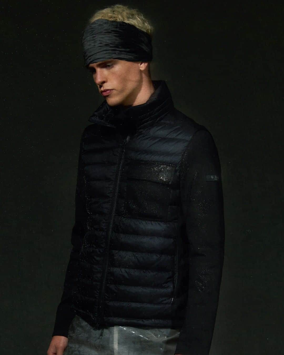 タトラスのインスタグラム：「Unvailing TATRAS 2021 Spring & Summer Campaign visuals.   Introducing TATRAS's series of light down jacket from the latest collection that is perfect for this upcoming season.  Featuring light and packable man's down jacket ADE.  #Tatrasofficial  #Tatraspeople  #downjacket」