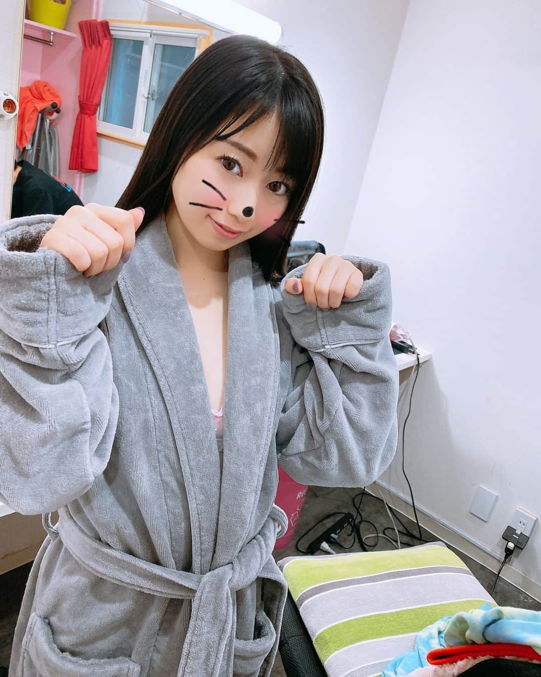 kawaii*のインスタグラム：「🌼#kawaiiおふしょファイル 🌼  #吉野里奈 ちゃん💕 今日は #猫の日🐱  #よしのりな #yoshinorina #りなにゃん  #145cm #小柄 #20歳 #猫 #新作発売 #ミニマム ﻿ #専属 #新人 #お嬢様  #楽屋 #バスローブ #kawaii  #かわいい #beauty #美少女 #美女 ﻿ #ポートレート #写真 #photo﻿ #オフショット #offshot﻿ #どこにでもいそうでどこにもいない美少女発掘メーカー」