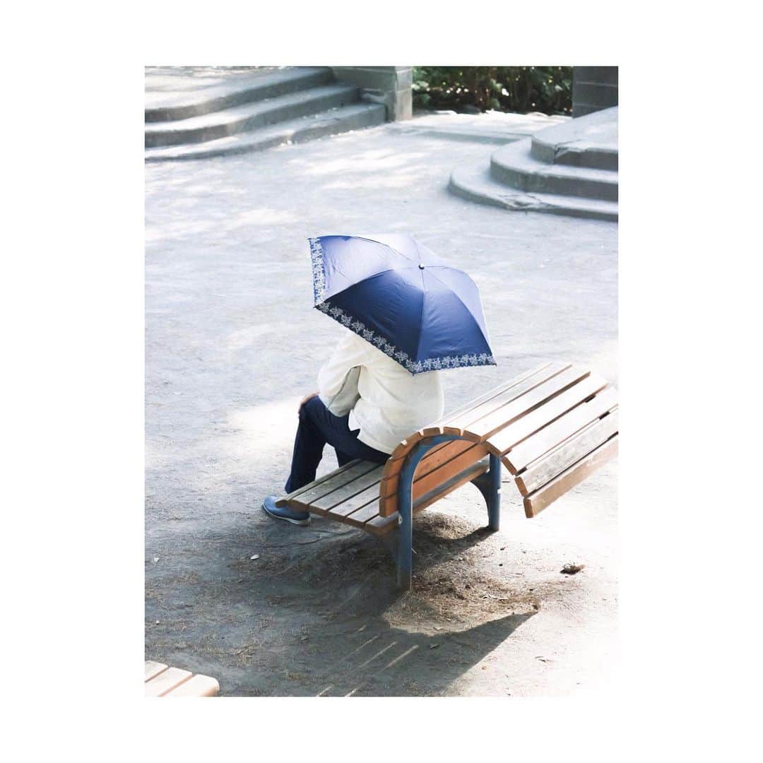 鈴川博紀さんのインスタグラム写真 - (鈴川博紀Instagram)「公園で日傘をさす女性 A woman with a Parasol」2月22日 22時00分 - hirokisuzukawa