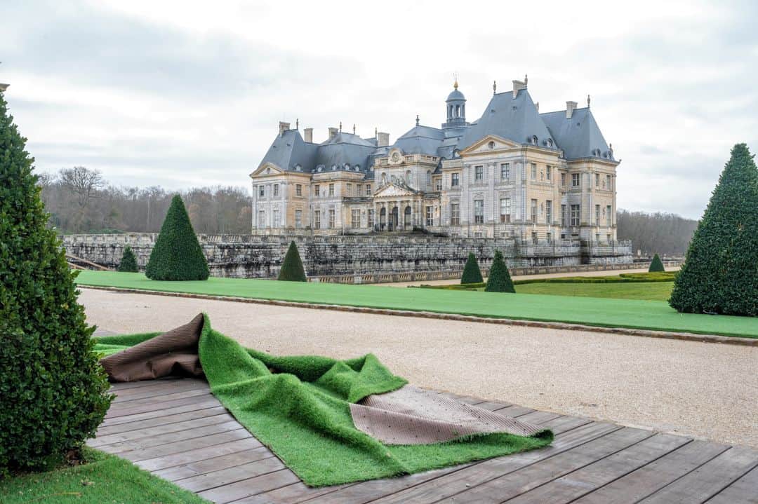 ルモンドのインスタグラム：「Pour la plupart des domaines privés, la fermeture au public en raison des restrictions sanitaires liées au Covid-19 a mis en péril ces lieux patrimoniaux. A Vaux-le-Vicomte (Seine-et-Marne), Alexandre de Vogüé a fait ses comptes. Le château qu’il détient avec ses deux frères, édifié au XVIIe siècle par Nicolas Fouquet, a beau être l’un des plus connus de France, avec sa coupole haute de 18 mètres conçue par Le Vau et ses peintures signées Le Brun, il a été déserté l’an dernier.⁣ « On a accueilli 115 670 visiteurs exactement. C’est 67 % de moins qu’en 2019 ! », se désole le châtelain, qui emploie 75 personnes à l’année (plus 40 saisonniers), notamment pour entretenir les 33 hectares de jardins à la française dessinés par Le Nôtre. « Quand vous avez un château dont l’entretien coûte au minimum 2 millions d’euros par an et que la billetterie représente la moitié de vos ressources, cela devient compliqué », reconnaît-il.⁣ Face à cette bérézina, l’Etat n’est pas resté les bras ballants. Comme n’importe quels entrepreneurs, les propriétaires des établissements recevant du public (ERP) ont pu mettre tout ou partie de leur personnel au chômage partiel et bénéficier des prêts garantis par l’Etat (PGE) mis en place par le gouvernement. Mais cela n’a pas été sans mal.⁣ -⁣ 1-2-5-6-10 : Dans le parc du château de Vaux-le-Vicomte (Seine-et-Marne) le 17 février⁣ 3-4 : Ces pièces du château de Vaux-le-Vicomte sont habituellement accessibles aux visiteurs⁣ 7-8 : Alexandre de Vogüé qui, en 2012, a succédé à son père à la direction du domaine, avec son frère Jean-Charles, sur le chantier du Grand Salon dessiné par Gustave Lebrun, au château de Vaux-le-Vicomte⁣ 9 : Dans les communs du château, le restaurant est fermé⁣ -⁣ Photos : Nicolas Krief (@nicolaskrief) / Divergence (@divergenceimages) #PourLeMonde⁣ -⁣ #patrimoine #covid #tourisme」