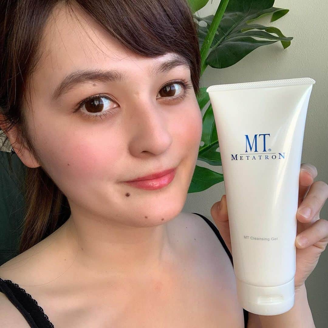 奥山夏織さんのインスタグラム写真 - (奥山夏織Instagram)「MTメタトロン(@mt_metatron_jp)の#MTクレンジングジェル で今日のメイクをオフ💓肌をいたわりながらメイクや汚れをすっきり落とすマイルドなクレンジングで、まるで美容液のジェルのような質感☺️洗い上がりもつっぱらず乾燥肌の私にとっては大好きな仕上がりです💓 ・ 今回クレンジングのご紹介でしたが、幅広いスキンケアラインがあり、美白やエイジングケア用のラインもあります✨ そのMTメタトロンが、明日～3月1日まで銀座三越新館7階催物会場で開催される期間限定のポップアップショップを出展するそうです❣️ 普段はサロンやクリニックでの専売品なのでカウンセリングをしてもらいながら試せるチャンスです✨ 来店者特典や購入者特典もあり、来店時に『この投稿を見た』と伝えていただくと、 MTエッセンシャル・セラムのサンプルパウチ３包セット のプレゼントがもらえるそうです❣️ ・ サンプルパウチはお試し用プラス旅行の時にも使えるので便利！銀座でお買い物の際に寄ってみるのもいいかもですね💓是非行ってみてください😊 ・・・ #MTメタトロン #メタトロン #今も未来も輝く美肌 #ドクターズコスメ #ラグジュアリーコスメ #毛穴ケア #保湿ケア #乾燥肌スキンケア #敏感肌スキンケア #肌荒れ改善 #乾燥肌改善 #おうち美容 #おこもり美容 #マスク荒れ #ノーファンデ生活 #スキンケアマニア #美容オタク #ベストコスメ #美容好きな人と繋がりたい #銀座三越 #ポップアップショップ #期間限定ショップ #プレゼント企画 #サンプルプレゼント #無料カウンセリング」2月22日 22時01分 - okuyama_kaori