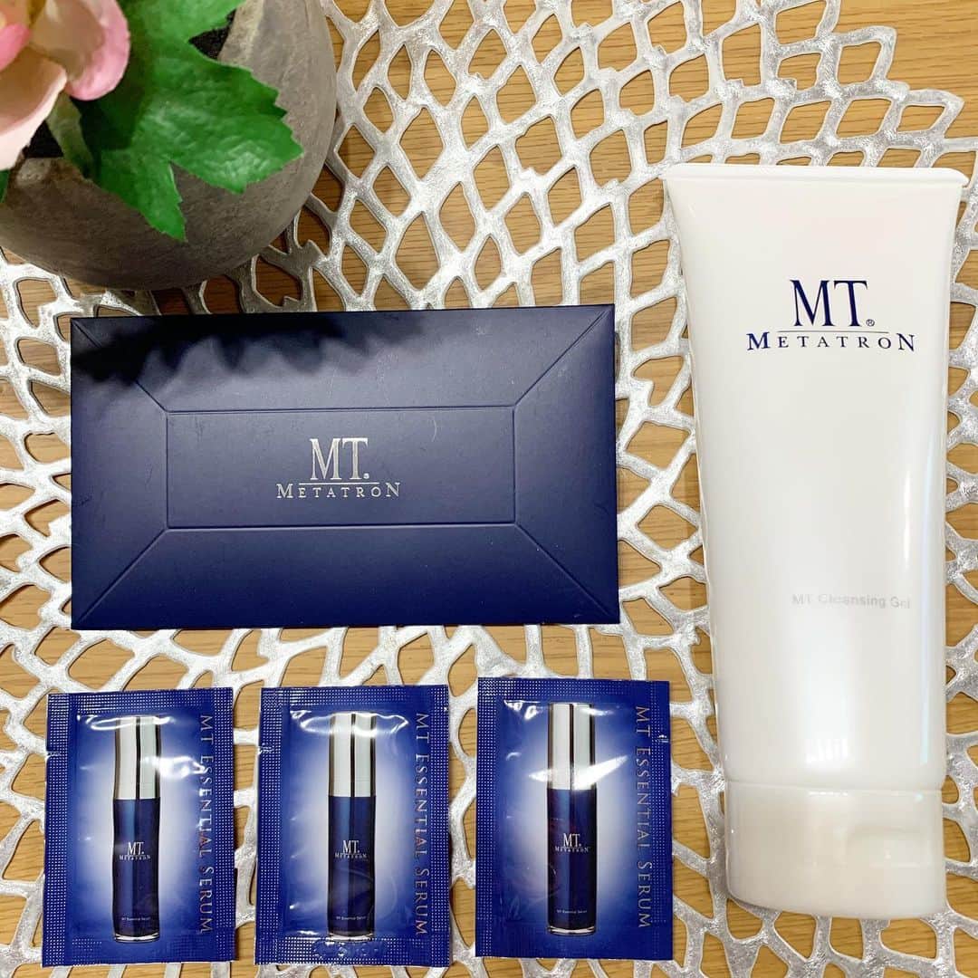 奥山夏織さんのインスタグラム写真 - (奥山夏織Instagram)「MTメタトロン(@mt_metatron_jp)の#MTクレンジングジェル で今日のメイクをオフ💓肌をいたわりながらメイクや汚れをすっきり落とすマイルドなクレンジングで、まるで美容液のジェルのような質感☺️洗い上がりもつっぱらず乾燥肌の私にとっては大好きな仕上がりです💓 ・ 今回クレンジングのご紹介でしたが、幅広いスキンケアラインがあり、美白やエイジングケア用のラインもあります✨ そのMTメタトロンが、明日～3月1日まで銀座三越新館7階催物会場で開催される期間限定のポップアップショップを出展するそうです❣️ 普段はサロンやクリニックでの専売品なのでカウンセリングをしてもらいながら試せるチャンスです✨ 来店者特典や購入者特典もあり、来店時に『この投稿を見た』と伝えていただくと、 MTエッセンシャル・セラムのサンプルパウチ３包セット のプレゼントがもらえるそうです❣️ ・ サンプルパウチはお試し用プラス旅行の時にも使えるので便利！銀座でお買い物の際に寄ってみるのもいいかもですね💓是非行ってみてください😊 ・・・ #MTメタトロン #メタトロン #今も未来も輝く美肌 #ドクターズコスメ #ラグジュアリーコスメ #毛穴ケア #保湿ケア #乾燥肌スキンケア #敏感肌スキンケア #肌荒れ改善 #乾燥肌改善 #おうち美容 #おこもり美容 #マスク荒れ #ノーファンデ生活 #スキンケアマニア #美容オタク #ベストコスメ #美容好きな人と繋がりたい #銀座三越 #ポップアップショップ #期間限定ショップ #プレゼント企画 #サンプルプレゼント #無料カウンセリング」2月22日 22時01分 - okuyama_kaori