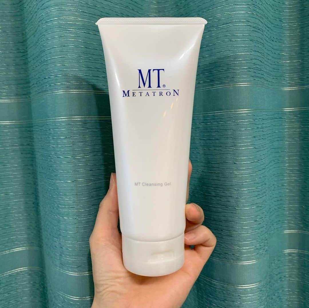 奥山夏織さんのインスタグラム写真 - (奥山夏織Instagram)「MTメタトロン(@mt_metatron_jp)の#MTクレンジングジェル で今日のメイクをオフ💓肌をいたわりながらメイクや汚れをすっきり落とすマイルドなクレンジングで、まるで美容液のジェルのような質感☺️洗い上がりもつっぱらず乾燥肌の私にとっては大好きな仕上がりです💓 ・ 今回クレンジングのご紹介でしたが、幅広いスキンケアラインがあり、美白やエイジングケア用のラインもあります✨ そのMTメタトロンが、明日～3月1日まで銀座三越新館7階催物会場で開催される期間限定のポップアップショップを出展するそうです❣️ 普段はサロンやクリニックでの専売品なのでカウンセリングをしてもらいながら試せるチャンスです✨ 来店者特典や購入者特典もあり、来店時に『この投稿を見た』と伝えていただくと、 MTエッセンシャル・セラムのサンプルパウチ３包セット のプレゼントがもらえるそうです❣️ ・ サンプルパウチはお試し用プラス旅行の時にも使えるので便利！銀座でお買い物の際に寄ってみるのもいいかもですね💓是非行ってみてください😊 ・・・ #MTメタトロン #メタトロン #今も未来も輝く美肌 #ドクターズコスメ #ラグジュアリーコスメ #毛穴ケア #保湿ケア #乾燥肌スキンケア #敏感肌スキンケア #肌荒れ改善 #乾燥肌改善 #おうち美容 #おこもり美容 #マスク荒れ #ノーファンデ生活 #スキンケアマニア #美容オタク #ベストコスメ #美容好きな人と繋がりたい #銀座三越 #ポップアップショップ #期間限定ショップ #プレゼント企画 #サンプルプレゼント #無料カウンセリング」2月22日 22時01分 - okuyama_kaori