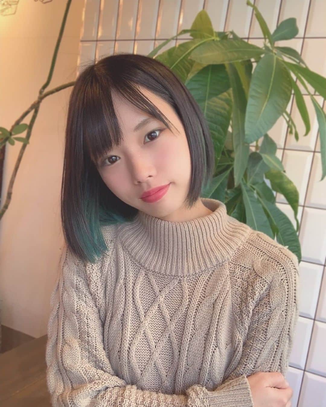なみなみのインスタグラム：「♪ 髪のグリーンと後ろの緑がいい感じにマッチしています💚 グリーン落ちてきて今めっちゃいい色になってる早くライブしたい🎤」