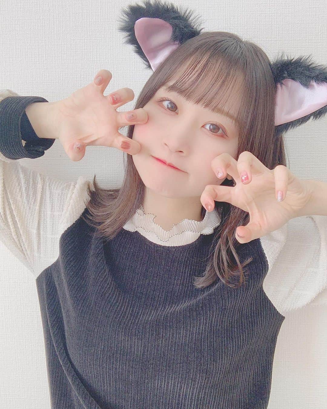 八木沙季のインスタグラム：「🐱🐱 . 猫の日ということで！！！！！笑 .」