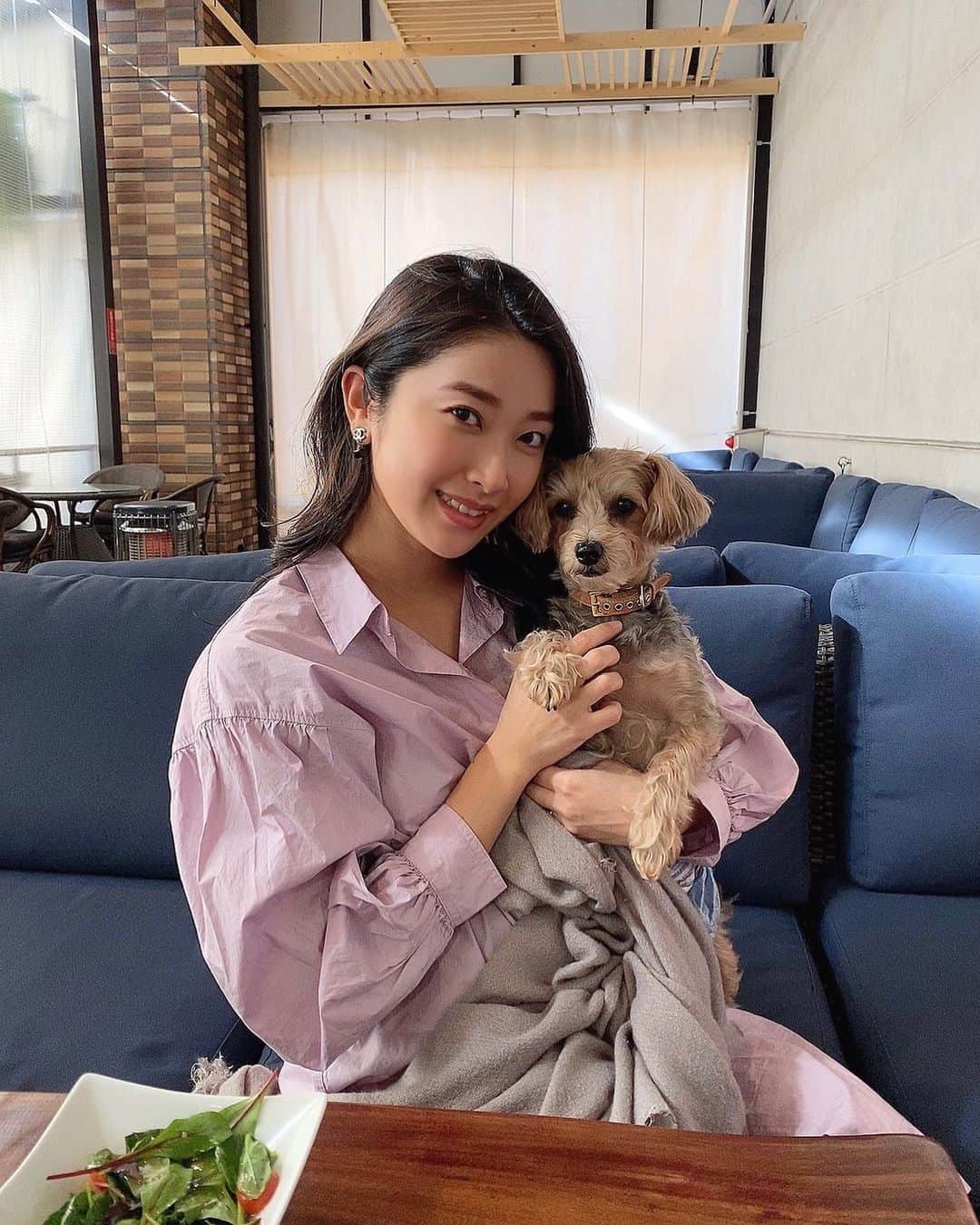 恵里花のインスタグラム：「私のそばを離れなかったり 遠くからじーっと見つめてきたり﻿  妊娠をしてから更に甘えん坊になってきたので﻿ もしかしたら気づいているのかな…👶🏻💭❓﻿ ﻿ これから﻿立派なお姉さんになれるかな🐕🍼﻿ ﻿ #わんこのいる生活  #マタニティライフ﻿ #38w5d #kanonpics」