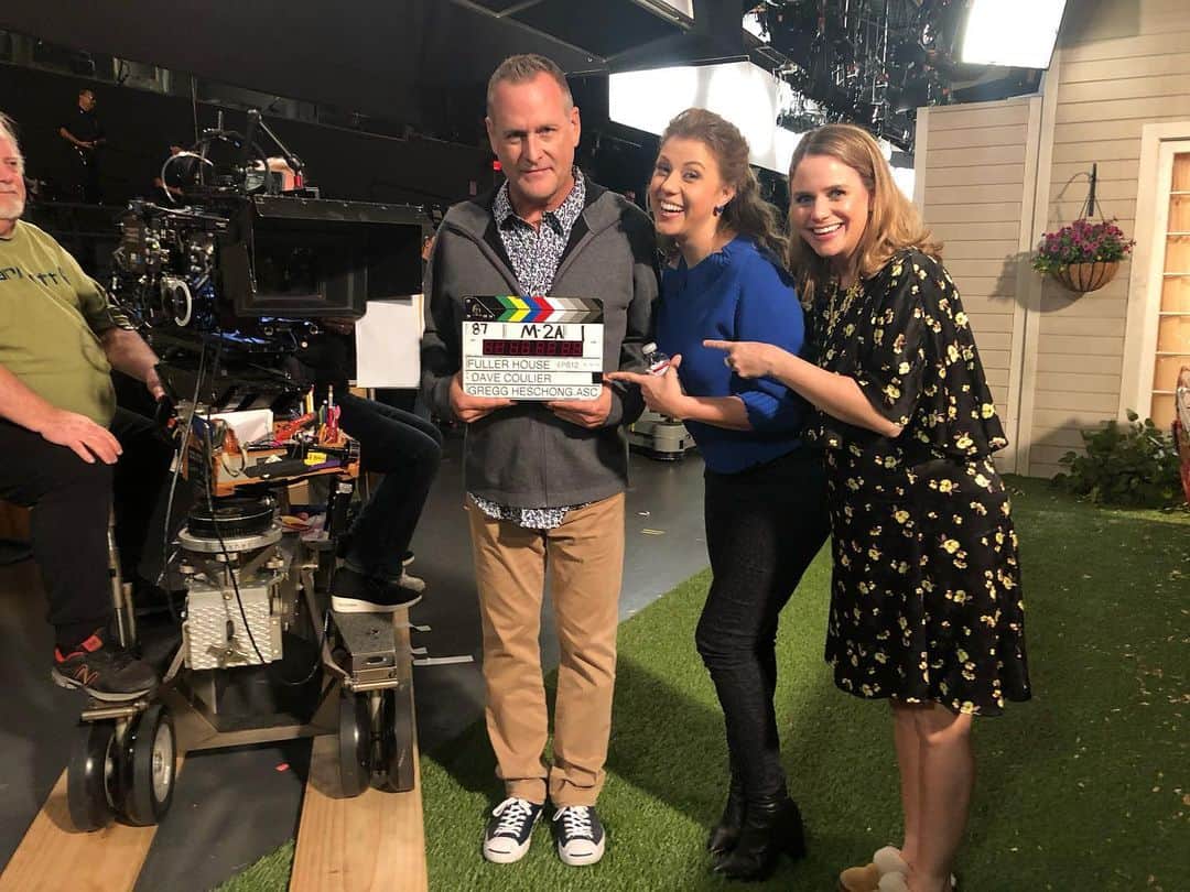 デイブ・クーリエのインスタグラム：「Dream job directing @fullerhouse and these two very funny ladies. @jodiesweetin @andreabarber #cutitout #director #dga #directing #television #production #sitcom  #2019 #season5 @grilledcheesemedia」