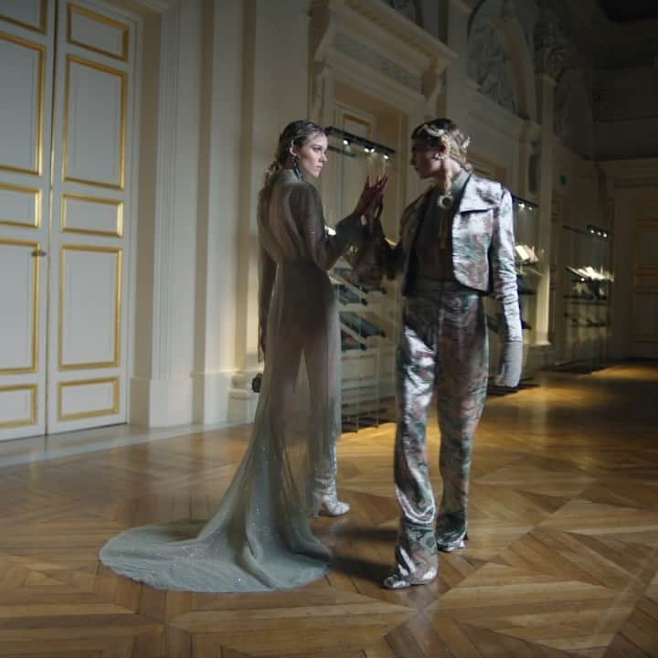 Fendiのインスタグラム：「The renegade British sensibility of the Bloomsbury Group is interwoven with a powerful cast of models and references to the storied history of the Fendi maison. @MrKimJones  #FendiCouture Spring Summer 2021 collection  Artistic Director of Couture and Womenswear Collections: @MrKimJones Artistic Director of Accessories and Menswear Collections: @SilviaVenturiniFendi Jewellery Creative Director: @delfinadelettrez  Creative Director: @Ronnie.Cooke.Newhouse Video: @mwepper  Models: @demimoore, @naomi, @cturlington, @jamescturlington, @adwoaaboah, @bellahadid, @faridakhelfa, @ludwig.wilsdorff, @delfinadelettrez, @caradelevigne, @leonettalf, @thatcherroyce, @kesewa.aboah, @eugeniadubinova, @kdhwillems and @ka.ya.ko」