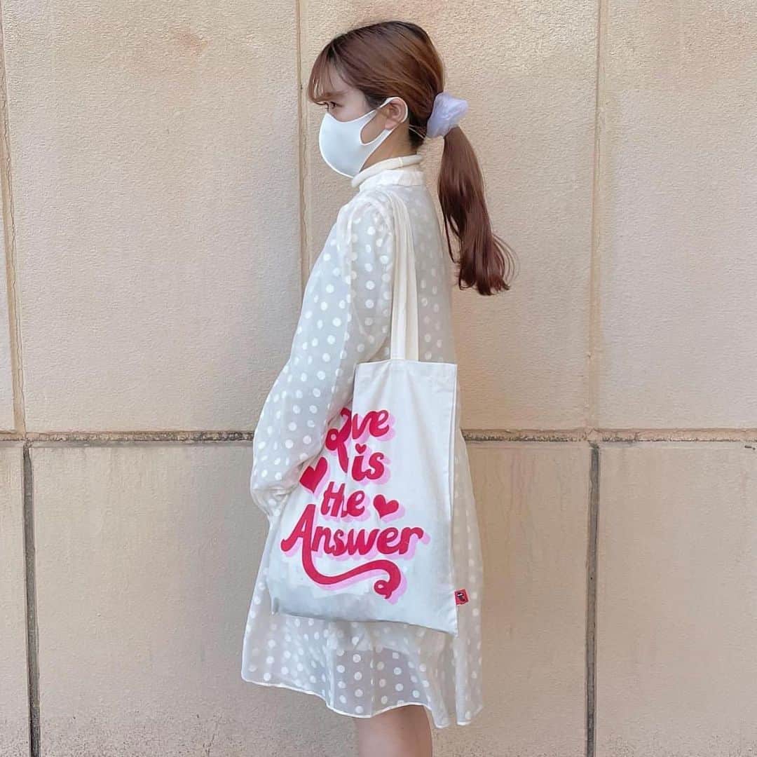 のインスタグラム：「.﻿ ﻿ フライングタイガーのトートバッグがかわいくて、大人気❤️﻿ ﻿ おうち時間は、知育グッズで遊んでみて👶🏻子供から大人まで楽しめるものやインテリアとしても◎﻿ ﻿ ❤︎ Thank You ❤︎﻿ @__aka44  @__ellie710__  @sea_926   #laurierpress_おうち   #flyingtiger #フライングタイガー #トートバッグ #知育玩具 #知育おもちゃ #トランプ #おうち時間 #おうちじかん #おうちじかんを楽しもう」
