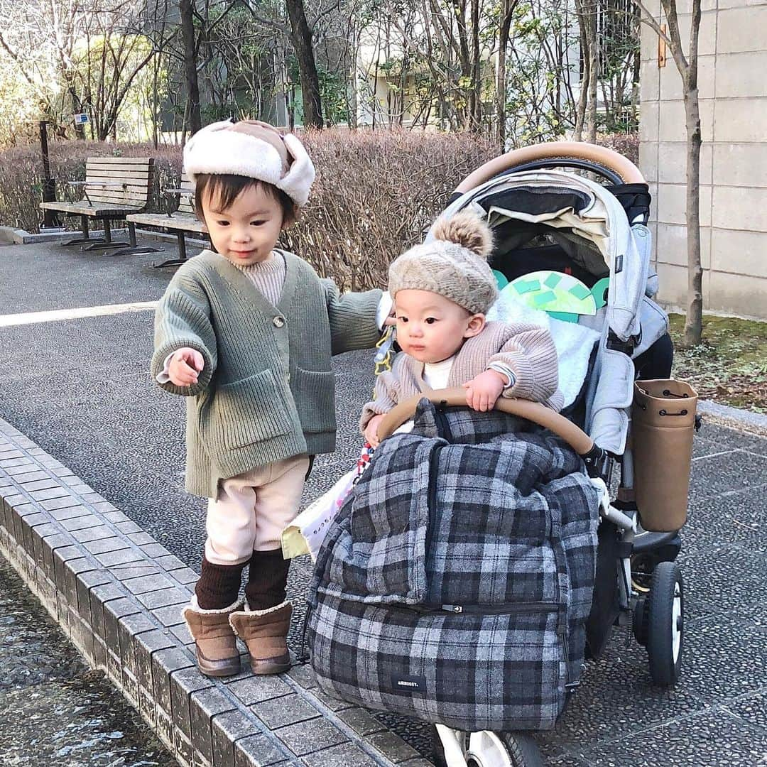 長谷川真美さんのインスタグラム写真 - (長谷川真美Instagram)「👶👦💕 #はちきゅう兄弟 ・ この日はちょっと寒かった日✨ #pikka @shop.pikka の お揃い #ニットガーデ で #兄弟リンクコーデにしました☺️ ・ この色味も大好きだし ダボっとしたシルエットもツボ💗 ・ #はち成長記録 #きゅう成長記録 #兄弟 #兄弟コーデ #3歳 #10ヶ月 #男の子コーデ  #キッズコーデ #おとこのこママ #リンクコーデ #なかよし #なかよし兄弟 #ベビーコーデ #0歳児 #0歳コーデ #2歳差育児 #3学年差 #男の子ママ #親バカ部 #親バカ部ig_baby #親バカ部ig_kids #親バカ部男の子 #ニットコーデ #ニットカーディガン #くすみ色」2月22日 22時08分 - maami.hase