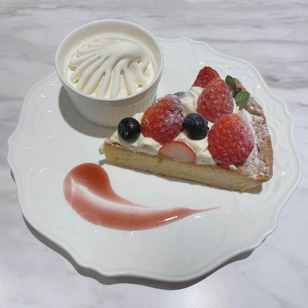 小林智絵さんのインスタグラム写真 - (小林智絵Instagram)「. . . . . . 🍓🍓🍓 . . . . . #cafe #lunch #cake #strawberrytart #strawberrycake #strawberry #tarte  #イチゴタルト #イチゴケーキ #カフェ #ランチ #いちご #いちごスイーツ #いちごタルト」2月22日 22時09分 - kobayashichie_1012