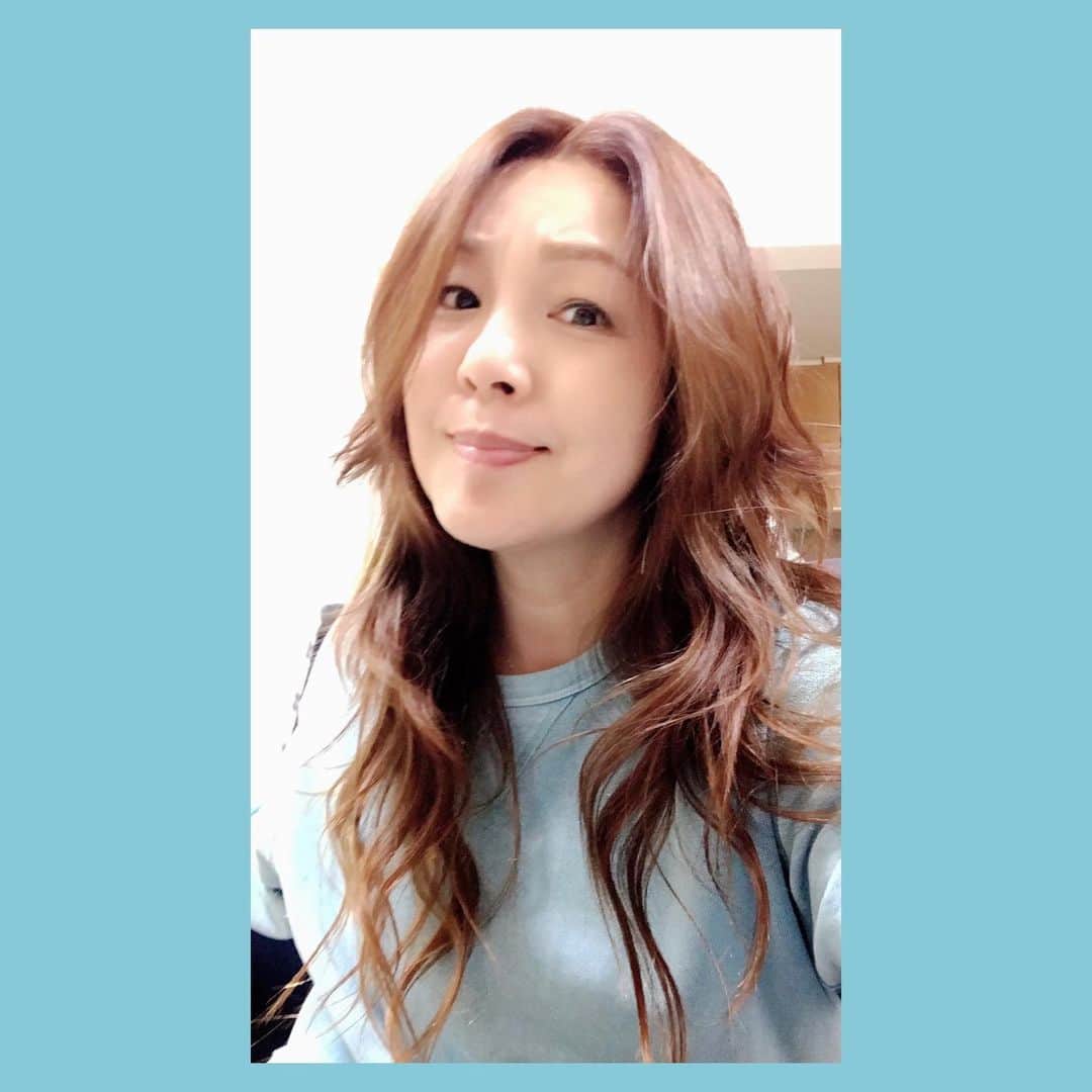 井上貴子のインスタグラム：「髪を切ってもらった。  幼なじみの由美に！  でも由美は 必ず神取さんとツーショット撮る。  アタシとは撮らない（笑）  トップ10センチ以上切って スソは1ミリも切らずー。  めっちゃ好き。  Happyで^ ^  プロフィール画面に記載のURLより 通販サイト「神取屋」に飛べます^ ^  コロナ禍に携わる 全てのお仕事の皆様。  心から 感謝しています。  引き続き油断せず お気をつけて お過ごし下さいませ。  #井上貴子  #LLPWX #女子プロレス #紅緒と柊音 #トイプードル #べにひお #幼なじみ #髪を切った #お父さんとご飯食べた #かっ飛びゴルフ塾 #LLPWX通販サイト神取屋 #TikTokはじめてみた #Twitterも見てね #感謝 #STOPCOVID19」