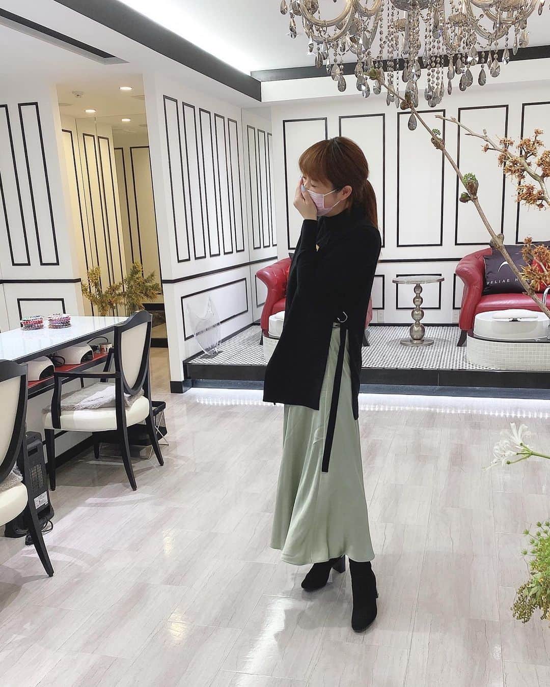 名古屋プレミアムネイルサロン アデリーネイルのインスタグラム：「アデリーの制服もグリーンに🌷 サイドのスリットが綺麗なベストにサテンのスカート✨  気持ち新たに春を迎えて  お客様の指先に美しい春をお届けします🌸  アデリーネイル ☎︎052-325-2533 名古屋市北区若葉通1-2レクサ若葉2階 1階無料駐車場となっております(6台有)#アデリーネイル#プレミアムネイルサロン #ネイル#ネイルサロン#名古屋#名古屋ネイルサロン#トレプロ#3Dネイルアート#nails#gelnails#nailart#スワロフスキークリスタル#アイラッシュサロン#サロンデザイン#フレンチネイル#桜#春#ピンクネイル#制服#ZARA#ファッション#nagoya」