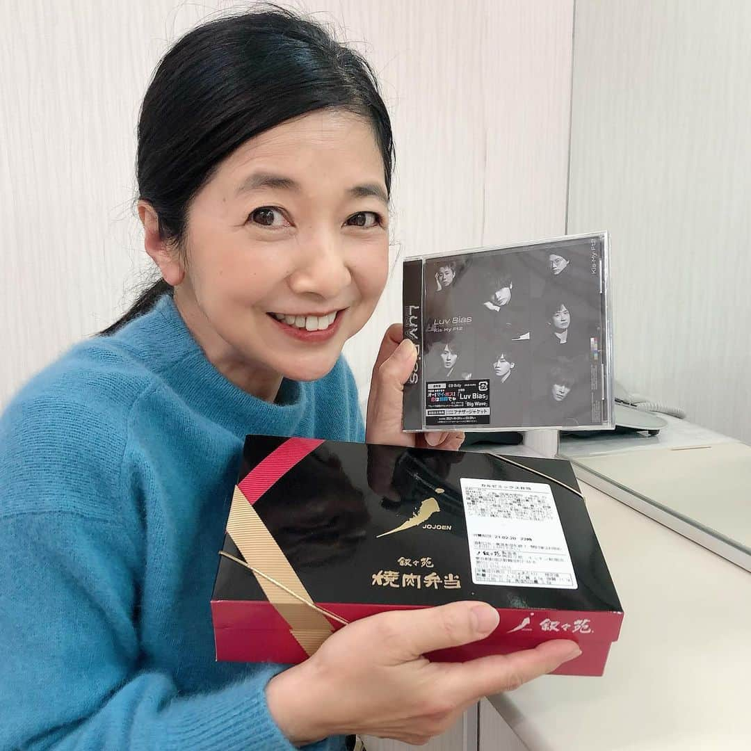 宮崎美子さんのインスタグラム写真 - (宮崎美子Instagram)「先日、TBSドラマ「OH!MYBOSS!恋は別冊で」の撮影で、お弁当の差し入れをいただきました！  こちらのCD Kiss-My-Ft2の「Luv Bias」の発売記念でした！そうです、主題歌ですね。  CDは玉森さんからいただきましたが、CD &お弁当、大変ありがたくいただきました。  ありがとうございます。  明日、23日夜10時からTBSドラマ「OH！My BOSS！恋は別冊で」第7話です。是非、見てくださいね。鈴木家皆で奈未を応援してます。  #オーマイボス恋は別冊で #tbs #kismyft2」2月22日 22時15分 - miyazakiyoshiko.official