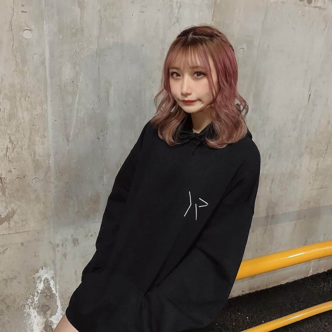 のインスタグラム：「. 最近教習行く時にパーカーよく着てる❤︎ 梨公君((@rikustagram_11 ))のブランド((@yoru_yoru_official ))のやつだよ‼︎ 可愛いでしょー✌🏻❤️ . #ストリート #ストリートファッション #パーカー #yoru」