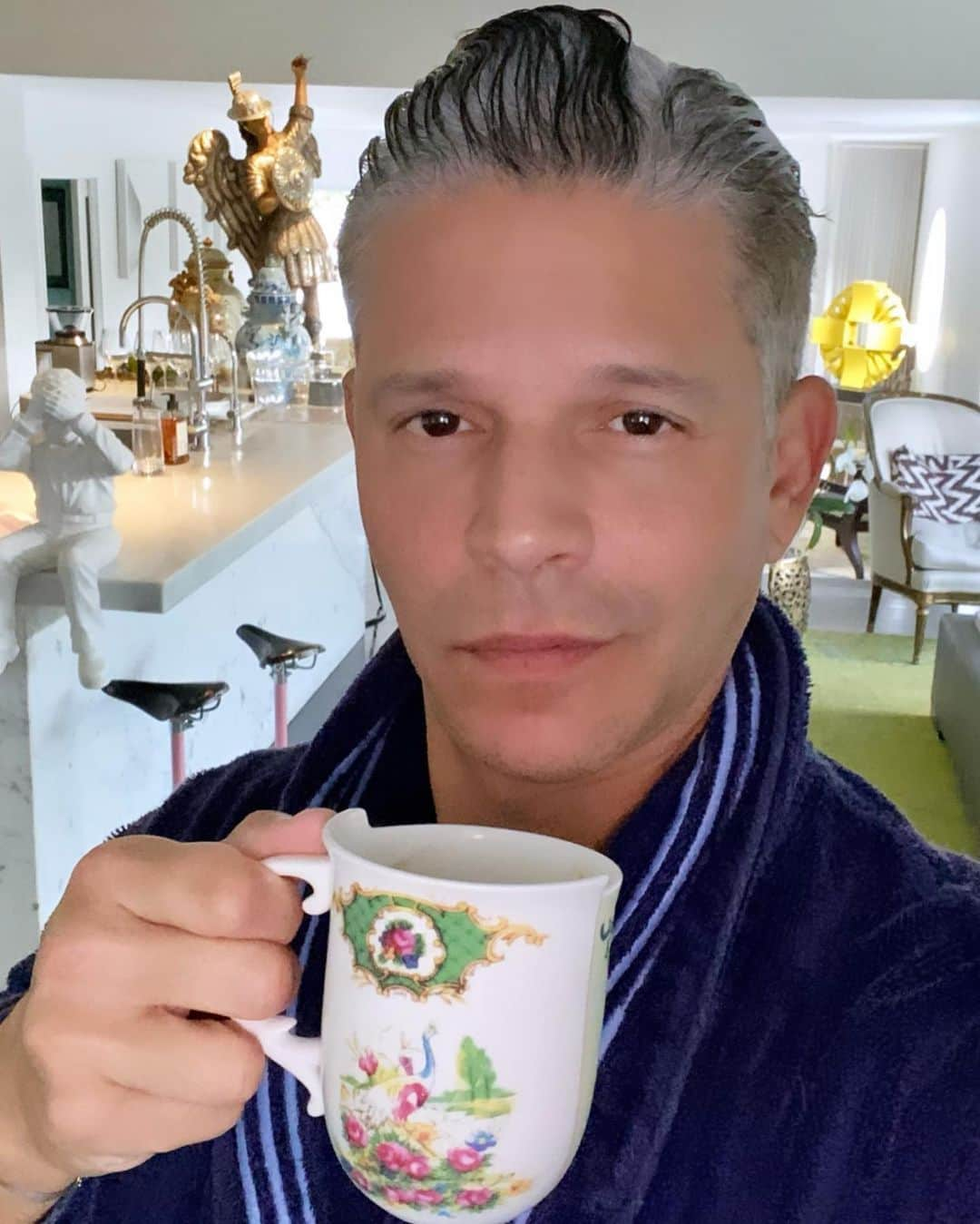 Rodner Figueroaさんのインスタグラム写真 - (Rodner FigueroaInstagram)「¿Te gusta el café? ☕️ Do you like coffee? Yo amo el café. Cuéntame cómo te gusta tomarlo en las mañanas!!! Yo te comparto en mi historia cómo preparo mi #cafe Salvadoreño matutino!!! 🇭🇳#cafedelsalvador #salvadorancoffee #morningcoffee #latazaderodner #rodnerfigueroa #bourbonrosado  #pinkbourbon」2月22日 22時17分 - rodnerfigueroa