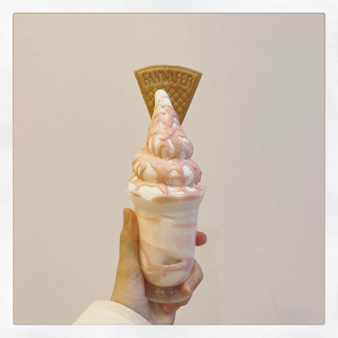 東李苑さんのインスタグラム写真 - (東李苑Instagram)「もこもこあいす × いちごちょこ なにこれ最高にかわいい🥺🍓🍦 @sapporomilkhouse   私の大好きなソフトクリームやさん このぱりぱり、たまらんです🥺」2月22日 22時17分 - az_rion
