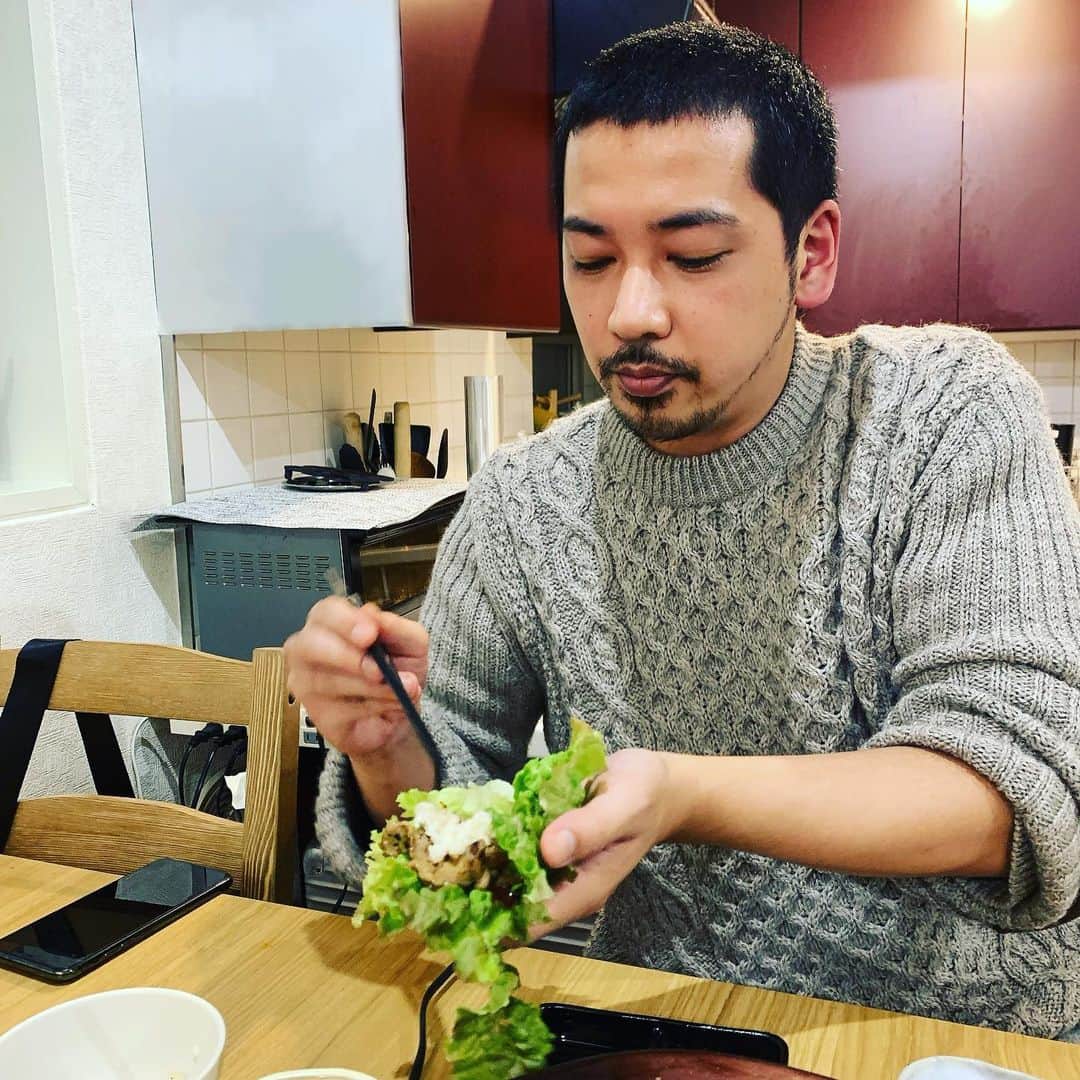 佐藤祐基さんのインスタグラム写真 - (佐藤祐基Instagram)「皆様、SNS等へのお祝いコメントありがとうございます。 本日、37歳となりました。 連日  #新国立劇場  #斬られの仙太 の稽古に励んでおります。 このご時世、外食とは行かないので、夫婦でお家焼肉パーティー。 空気清浄機がけたたましく唸り声をあげております笑 ハナマサって最高だよね…ホント。 今年はどんな一年になるかなぁ…楽しみだなぁ。  #2月22日  #誕生日 #猫の日 #断然犬派 #おうちごはんlover  #22時22分」2月22日 22時22分 - sa_too222