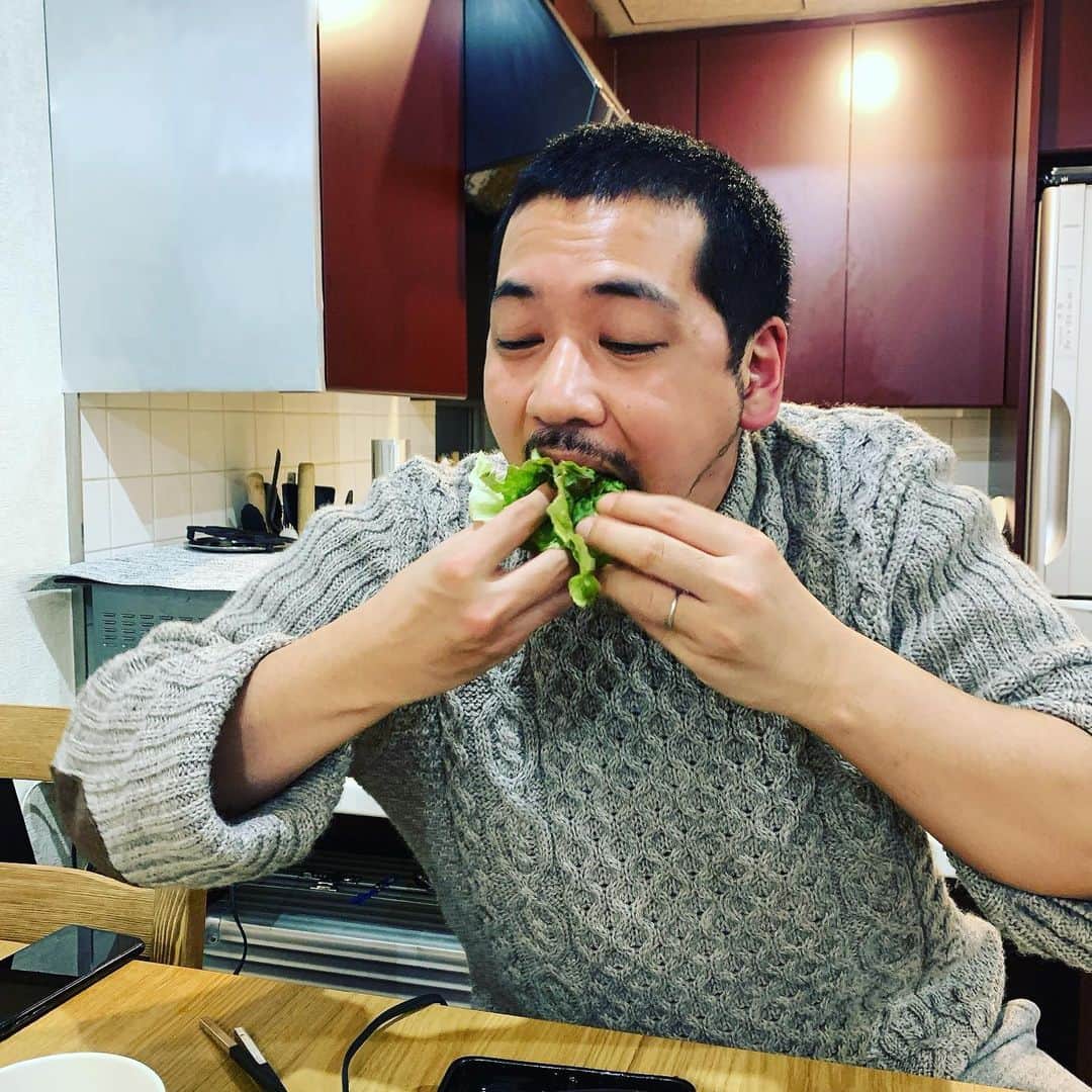 佐藤祐基さんのインスタグラム写真 - (佐藤祐基Instagram)「皆様、SNS等へのお祝いコメントありがとうございます。 本日、37歳となりました。 連日  #新国立劇場  #斬られの仙太 の稽古に励んでおります。 このご時世、外食とは行かないので、夫婦でお家焼肉パーティー。 空気清浄機がけたたましく唸り声をあげております笑 ハナマサって最高だよね…ホント。 今年はどんな一年になるかなぁ…楽しみだなぁ。  #2月22日  #誕生日 #猫の日 #断然犬派 #おうちごはんlover  #22時22分」2月22日 22時22分 - sa_too222